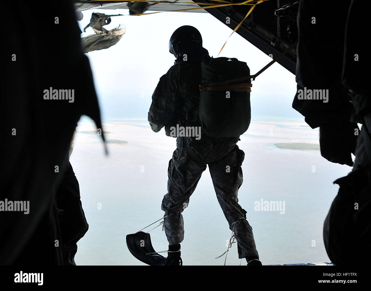 US Army Special Forces Soldat zugewiesen B Company, 3. Bataillon, 20. Special Forces Group (Airborne), springt aus einem Flugzeug C - 130H Hercules in den Atlantischen Ozean während einer Luft Wasser zu springen in Key West, Florida, 7. Dezember 2013. (Foto: US Army National Guard Sgt. 1. Klasse Craig Norton, 382nd Public Affairs Abteilung/freigegeben) NC-Guard Green Berets Zug durch Luft und Wasser in Key West 131207-Z-MZ148-111 Stockfoto