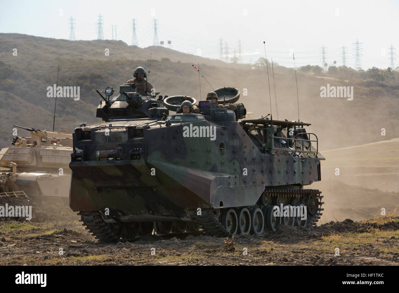 Ein US-Marine Corps AAV7A1 Angriff Amphibienfahrzeug zugewiesen Alpha Company, geht 3. Assault Amphibian Battalion entlang einer Route gelöscht von Marines, Mobilität Angriff Unternehmen, 1st Combat Engineer Battalion während der Durchführung von komplexen Hindernis gegen Übungen während Stahl Ritter 2014 (SK-14) in Camp Pendleton, Kalifornien, 10. Dezember 2013 zugewiesen. Stahl Ritter ermöglicht 1. Marineabteilung testen und verfeinern ihre Führungs- und Kontrollfähigkeiten fungiert als das zentrale Element für eine vorwärts-Einsatz Marine expeditionary Force. (U.S. Marine Corps Foto von CPL. Alejandro Pena, 1st Marine Di Stockfoto