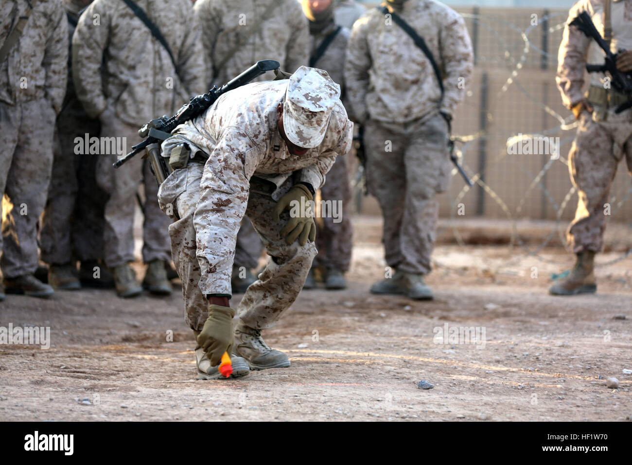 US Marine Corps Capt Gardea Christian, befehlshabender Offizier, Sitz und Unterstützungskompanie, 1. Bataillon, 9. Marine Regiment, führt Schulungen zu Camp Leatherneck, Provinz Helmand, Afghanistan, 20. Dezember 2013. Das Training wurde durchgeführt, um die Marines ordnungsgemäß improvisierte Sprengsätze Marke während einer Patrouille zu unterrichten. (Offizielle Marinekorps Foto von Lance CPL Zachery B. Martin/freigegeben) 1-9 Züge in Afghanistan 131220-M-WA264-007 Stockfoto