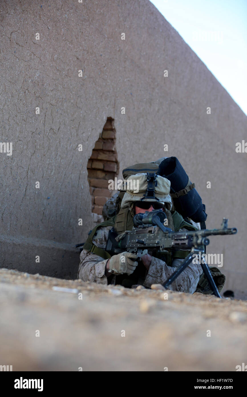 U.S. Marine Corps CPL. Tyler Hargett eine automatische Schütze mit Alpha Company, 1. Bataillon, 9. Marine Regiment, sorgt für Sicherheit während einer Ausbildung Patrouille auf Camp Leatherneck, Provinz Helmand, Afghanistan, 20. Dezember 2013. Das Training wurde durchgeführt, um die Marines richtig improvisierte Sprengsätze Durring anlässlich eine Patrouille zu unterrichten. (Offizielle Marinekorps Foto von Lance CPL Zachery B. Martin/freigegeben) 1-9 Züge in Afghanistan 131220-M-WA264-022 Stockfoto