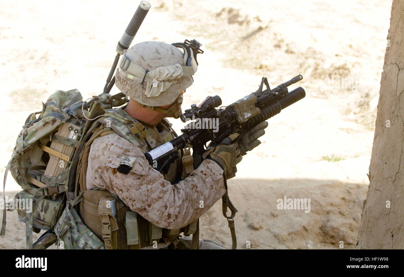 U. S. Marine Lance Cpl. Patrick Tomassi, ein Grenadier mit 1. Bataillon, 9. Marine Regiment, feuert auf Aufständischen mit seinem Granatwerfer M203 während einer Patrouille in der Provinz Helmand, Afghanistan, Dez. 22. Tomassi spielt als Grenadier zwei wesentliche Rollen während der Trupps Mission; Sicherheit als ein Schütze und Aufständischen mit hochexplosiven Runden zu unterdrücken.  (U.S. Marine Corps Foto von CPL. Austin Long) Das ist mein Leben, Lance Cpl. Patrick Tomassi - Grenadier 131222-M-WC184-549 Stockfoto