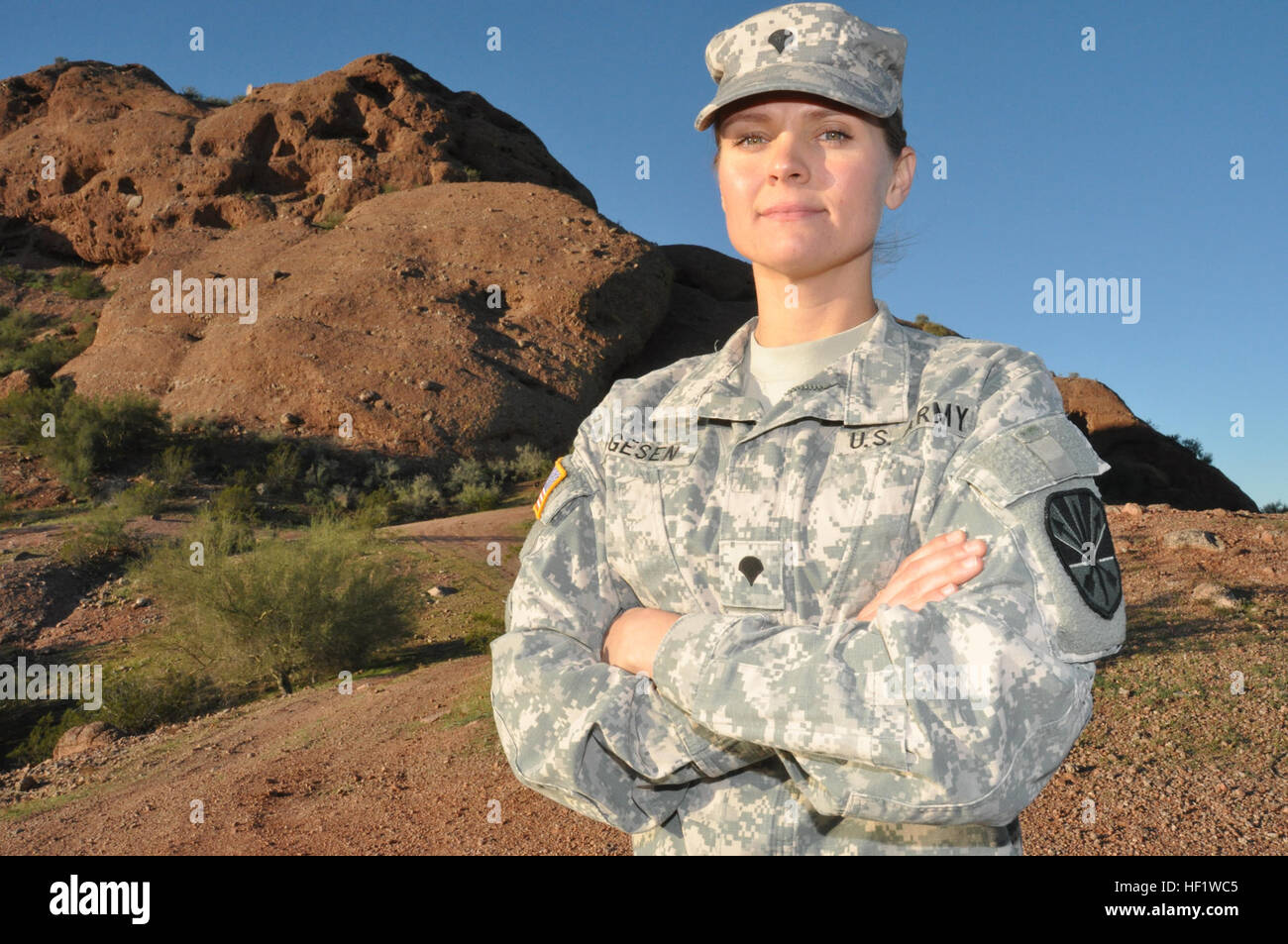 SPC. Grace Ogesen, ein Wasser-Reinigung-Spezialist mit dem 253rd Ingenieur-Unternehmen von der Arizona Army National Guard, ist die Ausbildung für der Armee kulturelle Support-Team berücksichtigt werden. Arizona Schutzbauteil geben ihr alle 130103-Z-TA763-023 Stockfoto