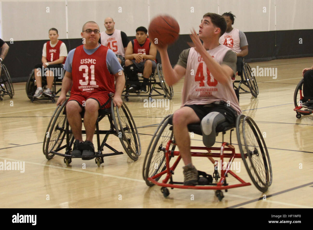 Lance Cpl. Wayne Damron und CPL. Matthew Miller aus Distanz San Antonio Military Medical Center Teilnahme in einem Scimmage Spiel während den Verwundeten Krieger Regiment Rollstuhl Basketball Camp an der University of Central Florida in Orlando.  Marines und Marine-Veteranen, die Teilnahme an dem Camp werden ihre Fähigkeiten in den Bereichen vorbei und schießen, sowie defensive und offensive Techniken erhöhen.  Die Krieger Athlet Aufarbeitung Programm (Krieg-P) bietet Aktivitäten und Möglichkeiten für verletzte, kranke oder verletzte Marines, als Athleten, trainieren gleichzeitig ihre Stärke so th Stockfoto