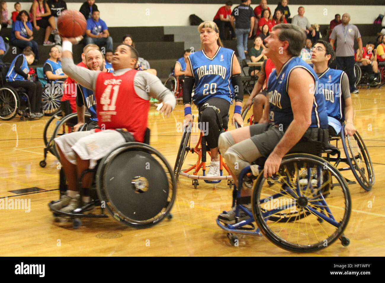 CPL. Gabriel Beltres aus Distanz Hawaii (links) führt einen Torwurf während eines Spiels Scrimmage gegen die Orlando Magic Räder, ein Mitglied des Landesverbandes der Rollstuhl-Basketball.  Die Marines spielte im Spiel als Teil der Verwundeten Krieger Regiment Rollstuhl Basketball-Camp an der University of Central Florida in Orlando.  Marines und Marine-Veteranen, die Teilnahme an dem Camp werden ihre Fähigkeiten in den Bereichen vorbei und schießen, sowie defensive und offensive Techniken erhöhen.  Die Krieger Athlete Aufarbeitung Programm (Krieg-P) bietet Aktivitäten und Möglichkeiten für dichtet Stockfoto