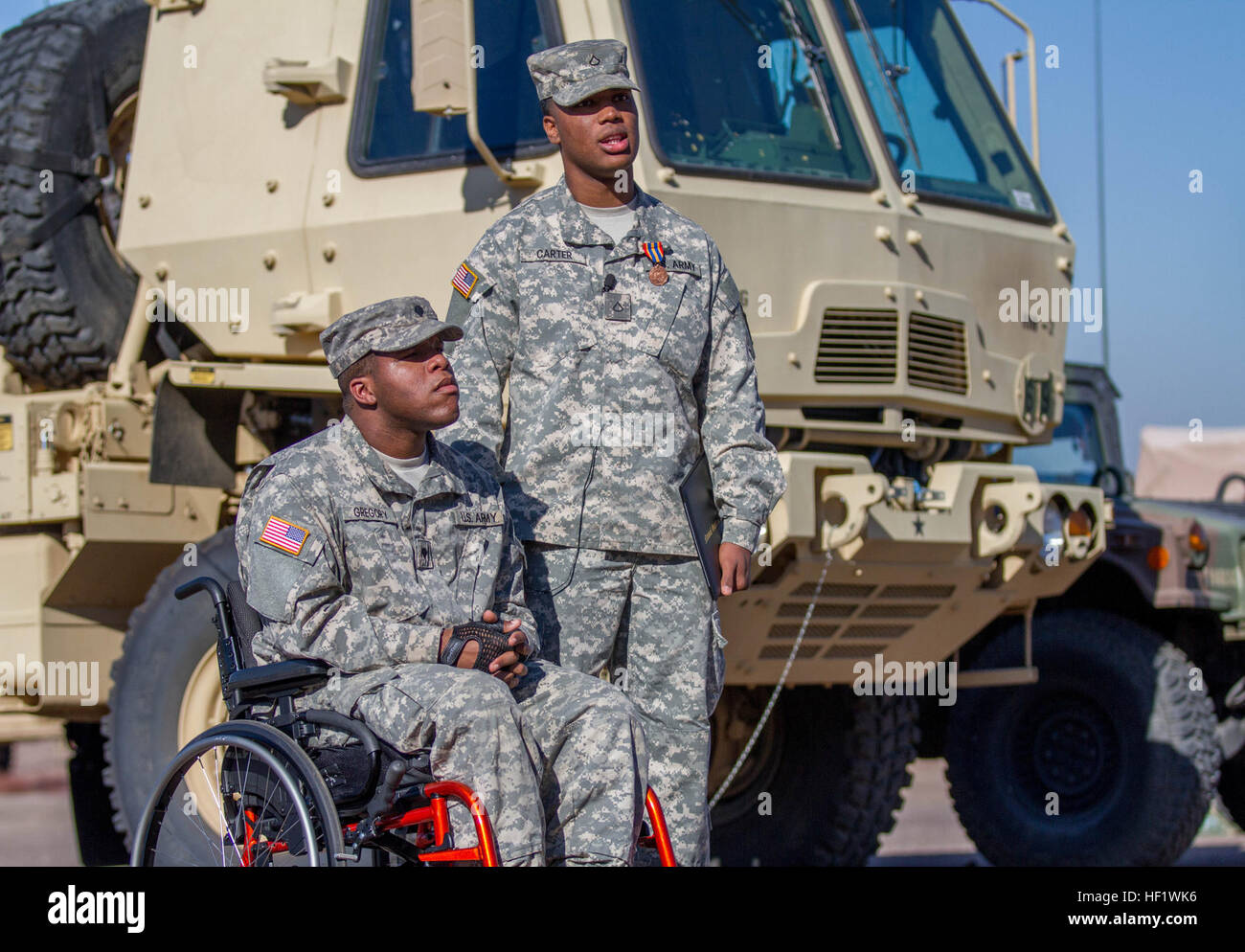 Rashaad Gregory Spc., eine Klimaanlage und Kältetechnik Werkstatt mit 3666th Unterstützung Unterhaltsbetrieb in Phoenix und Pfc. Edwin L. Carter, ein LKW-Fahrer mit 222. Transportunternehmen in Florenz, Arizona, Arizona Army National Guard Soldaten sprechen während eines Fernsehinterviews Jan. 12 an der Pettycrew Armory in Phoenix. Carter ist für seine Handlungen gutgeschrieben, die nach einer Fahrzeug-Kollision Gregors Leben retten geholfen und präsentierte im Rahmen einer Feierstunde mit Arizona Distinguished Service Medal. (US Armee-Foto von Sgt. Brian A. Barbour/freigegeben) Carter erhält Arizona Distingu Stockfoto