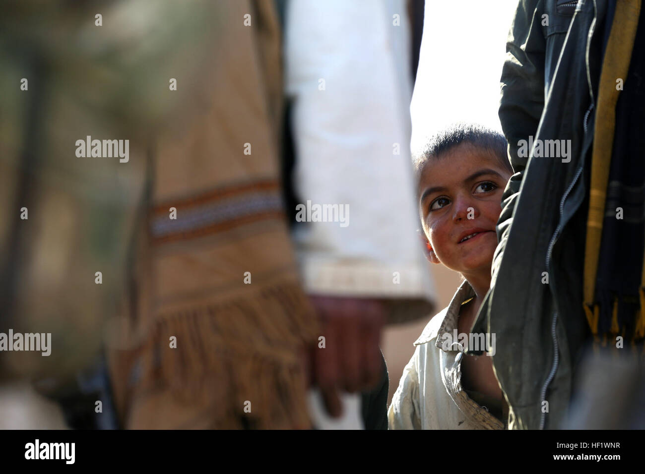 Ein afghanischer Junge befasst sich mit einer Gruppe von afghanischen Bürgern während einer Patrouille in der Nähe von Patrol Base Boldak, US Marines mit Charlie Kompanie, 1. Bataillon, 9. Marine Regiment, spricht der Provinz Helmand, Afghanistan, 14. Januar 2014. Die Patrouille wurde durchgeführt, um feindliche Aktivitäten in der Umgebung stören. (Offizielle Marinekorps Foto von Lance CPL Zachery B. Martin/freigegeben) 1-9 Charlie Co. Patrouillen der Provinz Helmand 140114-M-WA264-008 Stockfoto