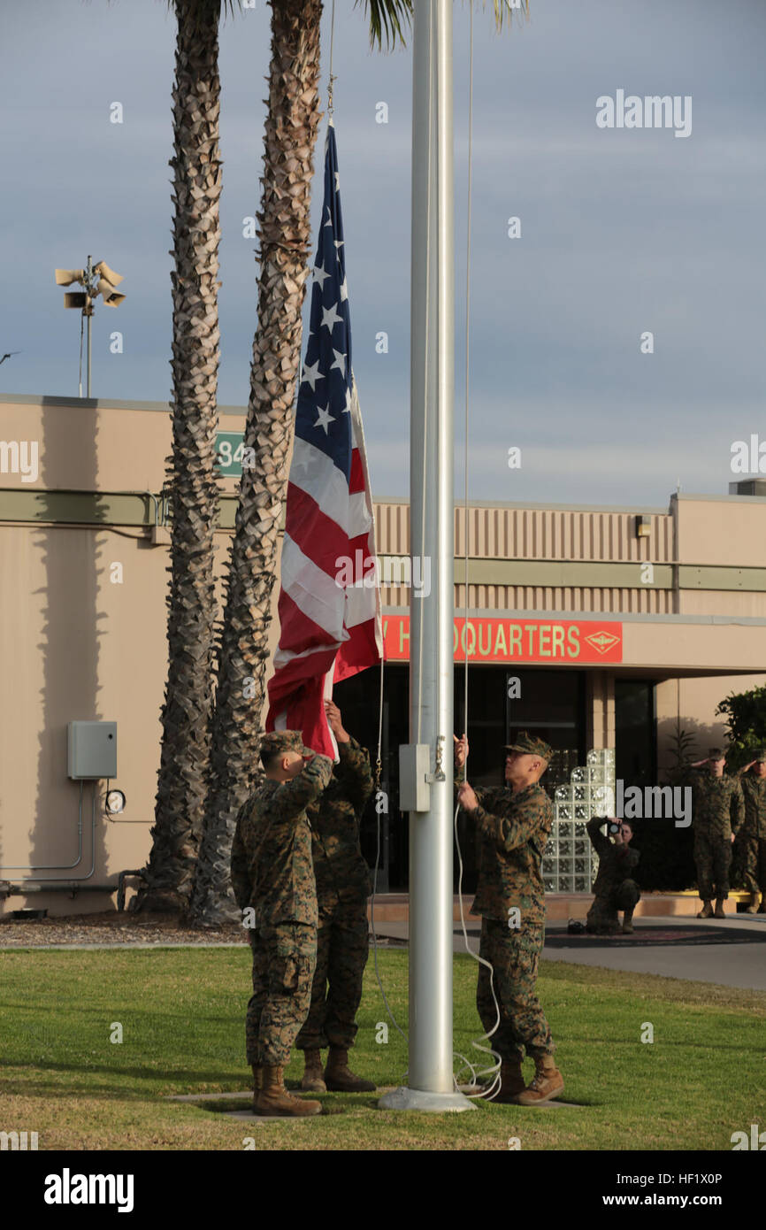 US-Marines mit 3rd Marine Aircraft Wing (3d MAW) während einer Zeremonie am Morgen Farben Marine Corps Air Station Miramar, San Diego, Kalifornien, 21. Januar 2013 die Flagge hissen. Die Zeremonie fand in Anerkennung Birdies für die mutigen, statt einer militärischen Outreach Initiative stolz von der PGA TOUR unterstützt und entwickelt, um die mutigen Männer und Frauen von der US-Streitkräfte und ihren Familien bedanken. (Foto: U.S. Marine Corps Lance Cpl. Allison J. Herman, 3. MAW bekämpfen Kamera/freigegeben) MCAS Miramar Gastgeber Morgen Farben Zeremonie zu Ehren der Birdies für die tapferen 140121-M-DF987-027 Stockfoto