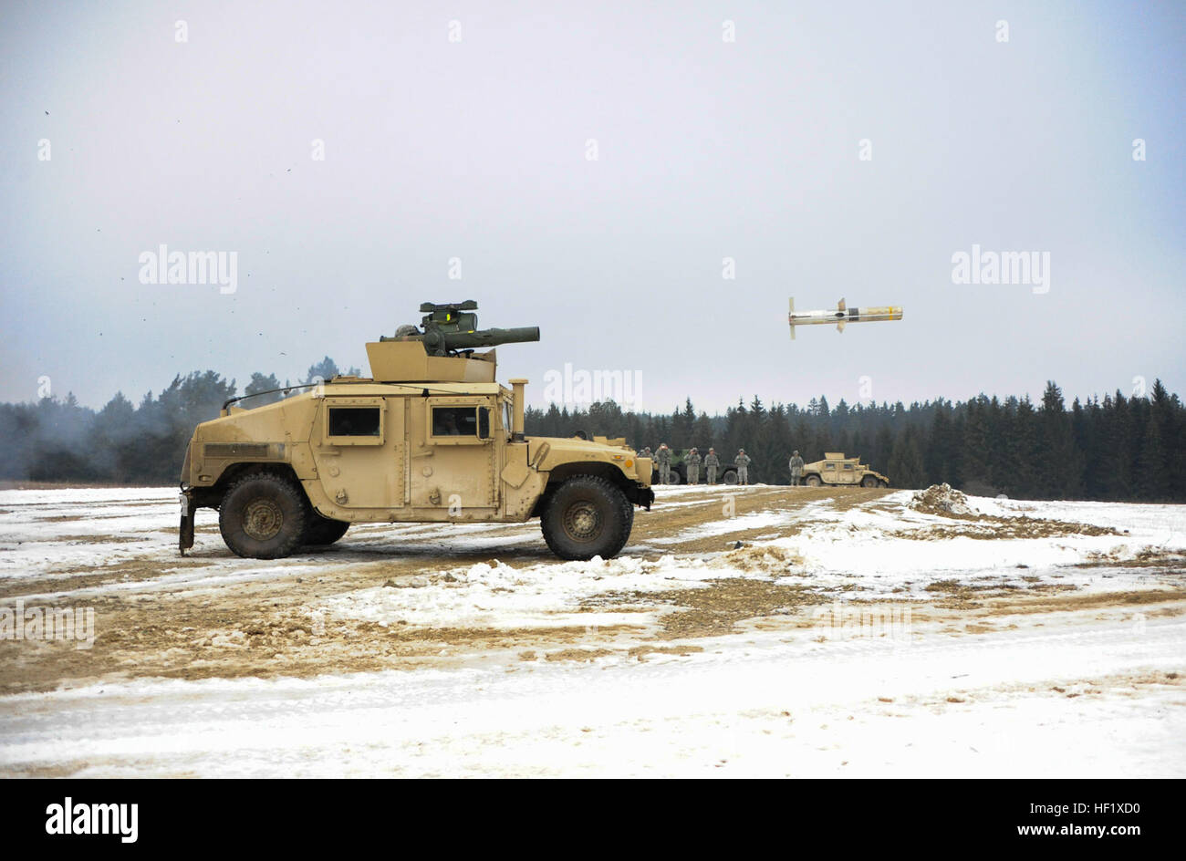 Fallschirmjäger zugewiesen bestimmt Company, 2. Bataillon, 503. Infanterieregiment, 173. Infantry Brigade Combat Team (Airborne) aus Vicenza, Italien, Feuer eine TOW 2 b Rakete während eines live-Feuer-Trainings an das Joint Multinational Training Command in Grafenwöhr, Deutschland, 1. Februar 2014. (Foto von US Armee-Personal-Sergeant Pablo N. Piedra/freigegeben) Live-Feuer-TOW 2 b Übung (Bild 2 von 10) (12328762655) Stockfoto