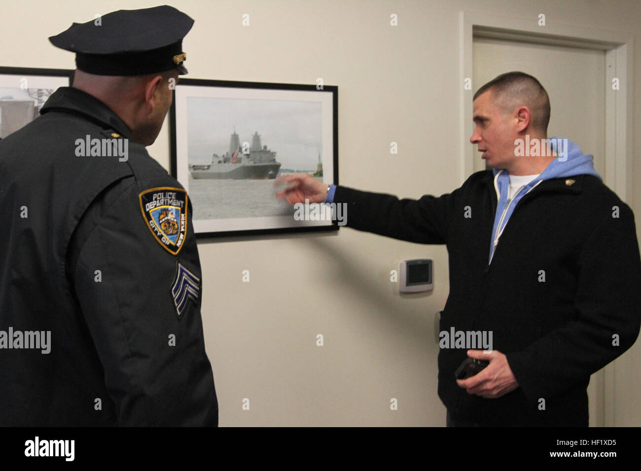 Gunnery SGT David W. Hendin, 39-j hrige gebürtig aus Detroit und der Chef Operationen mit Walter Reed Ablösung, Verwundeten Krieger Bataillon-Ost, Verwundeten Krieger Regiment, erklärt ein Polizist, dass er auf der USS New York während seines letzten Einsatzes serviert. Hendin und anderen verwundeten Krieger besucht das National September 11 Memorial & Museum, 1. Februar. "Gerade auf, dass Schiff bewegte sich von Anfang an und ich sehr glücklich bin, können hierher kommen und sehen dieses Denkmal", sagte Hendin. (U.S. Marine Corps Foto von CPL. Daniel E. Valle). Verwundeten Krieger besuchen National September 11 Memorial & Museum Stockfoto