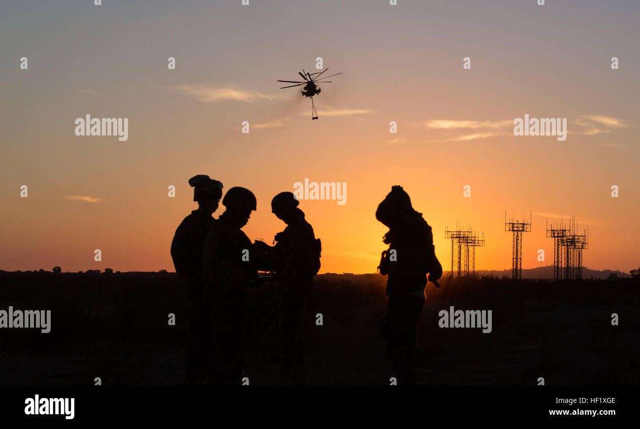 Marines mit der Bekämpfung der Logistik Battalion (CLB) 11, warten auf ein CH-53-Super-Hengst mit Marine Medium Tiltrotor Squadron (VMM) 163 zum Abladen des simulierten Fracht an Bord der Marine Corps Air Station Miramar, Kalifornien, 5. Februar. CLB-11 mit VMM-163 zu ausgebildet mehr beherrschen als ein Hubschrauber-Support-Team. VMM-163 führt Schwerstarbeit mit CLB-11 140205-M-CJ278-087 Stockfoto