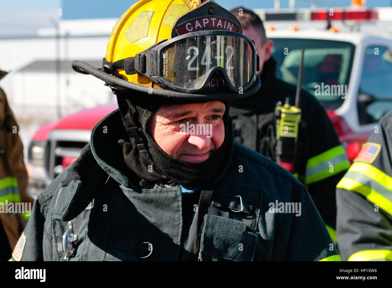 Ein ziviler Brandschutzspezialist des 177th Fighter Wing, New Jersey Air National Guard, nimmt am 11. Februar 2014 an einer Flugunfallübung auf der Coast Guard Air Station Atlantic City Teil. An der jährlichen Übung beteiligen sich mehrere Behörden, darunter die Küstenwache, die FAA und die örtliche Feuerwehr. Stockfoto