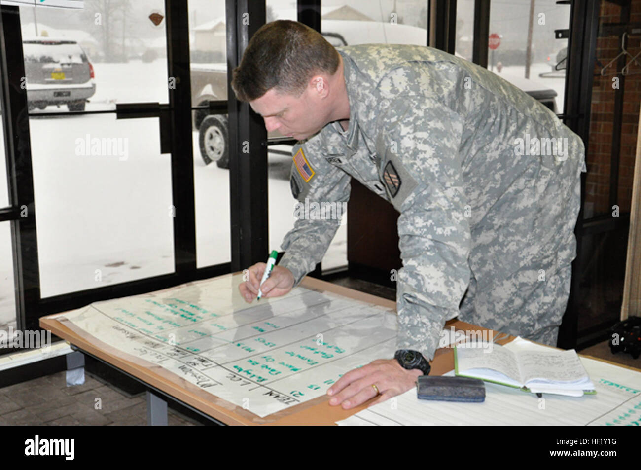 Lt. Waylon Green, 113. Sustainment Brigade organisiert Rettungskräfte an der Division of Emergency Management in Butner, NC, 12. Februar 2014. Der North Carolina National Guard gemeinsam mit lokalen und staatlichen Behörden als Reaktion auf Winter Sturm Pax. (US Army National Guard Foto von Pfc. Lisa Reben, 382nd Public Affairs Abteilung/freigegeben) NC Nationalgarde unterstützen die North Carolina Division of Emergency Management während Winter Sturm Pax 140212-Z-EH515-007 Stockfoto
