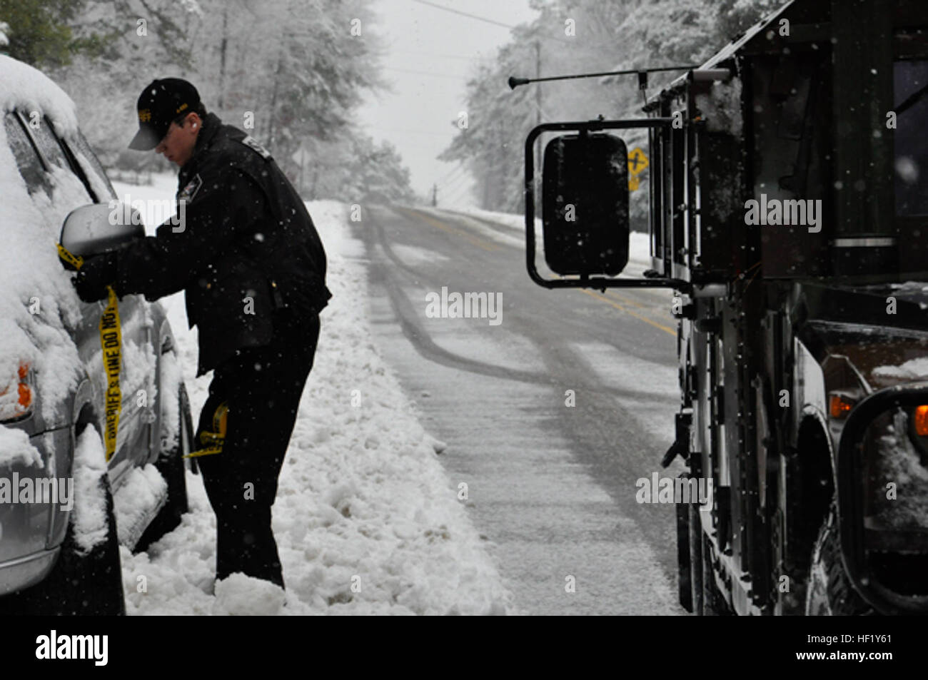 Stellvertretende Erik Seda, Wake County Sheriff Office, Tags verlassen Fahrzeuge, nachdem sie für gestrandete Fluggäste in Raleigh, NC, 13. Februar 2014 geprüft werden. Der North Carolina National Guard unterstützt Kommunen auf ihren Patrouillen, so dass Offiziere ihre Aufgaben abgeschlossen werden können. (US Army National Guard Foto von Pfc. Lisa Reben, 382nd Public Affairs Abteilung/freigegeben) NC Nationalgarde unterstützen die North Carolina Division of Emergency Management während Winter Sturm Pax 140212-Z-EH515-136 Stockfoto