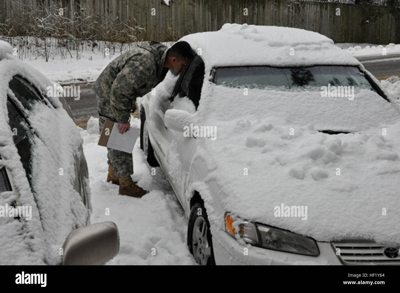 Staff Sgt Juan Guzman Mancia, 113. Sustainment Brigade prüft verlassene Fahrzeugen für gestrandete Fluggäste in Raleigh, NC, 13. Februar 2014. Die Nationalgarde von North Carolina hat die lokalen Behörden auf ihren Patrouillen in Reaktion auf Wintersturm Pax unterstützt. (US Army National Guard Foto von Pfc. Lisa Reben, 382nd Public Affairs Abteilung/freigegeben) NC Nationalgarde unterstützen die North Carolina Division of Emergency Management während Winter Sturm Pax 140212-Z-EH515-153 Stockfoto