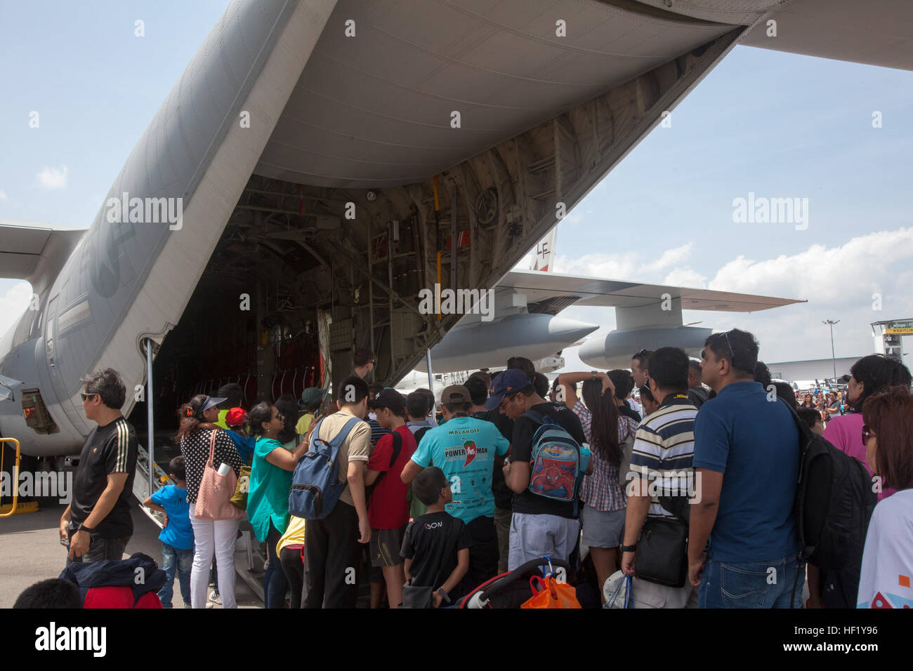 Mitglieder der Öffentlichkeit Line-up außerhalb einer KC-130J Super Hercules 15 Februar während der Singapore International Airshow 2014 im Changi Exhibition Center. Die Publikumstage der Airshow bietet der Öffentlichkeit eine Chance, hautnah und persönlich mit militärischen Luftfahrzeugen, die sie normalerweise nie in der Lage wäre, zu berühren oder holen sich Insider. Der Singapur International Airshow 2014 hilft USA und Singapur ein enges und flexible Flugzeuge Fähigkeit demonstrieren und Zusammenarbeit mit ausländischen Partnern. Der c-130 ist mit Marine Aerial auftankenden Transport-Geschwader 152, Marine Aircraft Gruppe 36, 1. Marine Ai Stockfoto