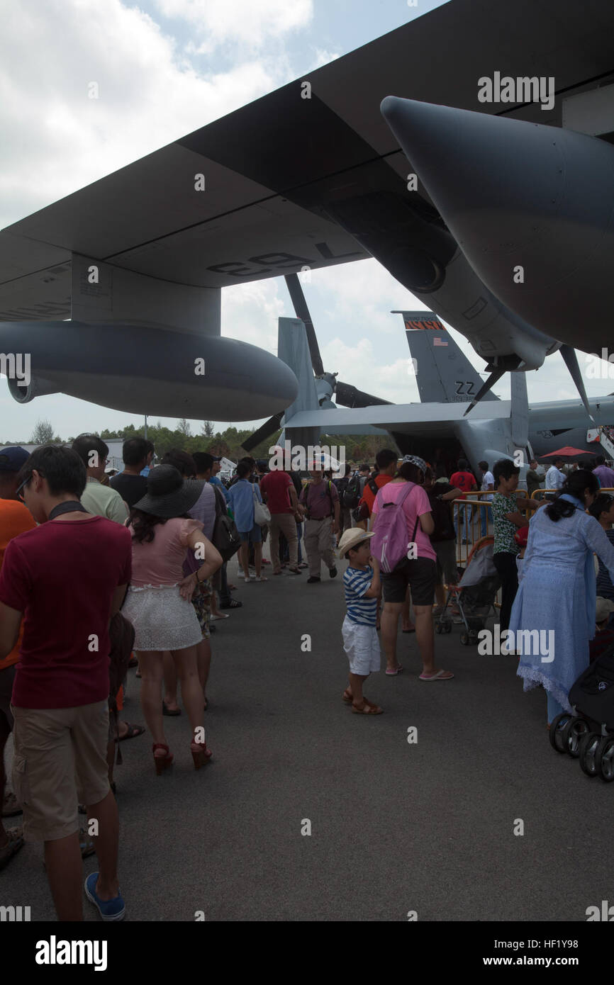 Mitglieder der Öffentlichkeit Line-up außerhalb ein MV-22 Osprey 15 Februar während der Singapore International Airshow 2014 im Changi Exhibition Center. Die Publikumstage der Airshow bietet der Öffentlichkeit eine Chance, hautnah und persönlich mit militärischen Luftfahrzeugen, die sie normalerweise nie in der Lage wäre, zu berühren oder holen sich Insider. Der Singapur International Airshow 2014 hilft USA und Singapur ein enges und flexible Flugzeuge Fähigkeit demonstrieren und Zusammenarbeit mit ausländischen Partnern. Der Fischadler ist mit Marine Medium Tiltrotor Squadron 262, Marine Aircraft Gruppe 36, 1. Marine Aircraft Wing, III Stockfoto