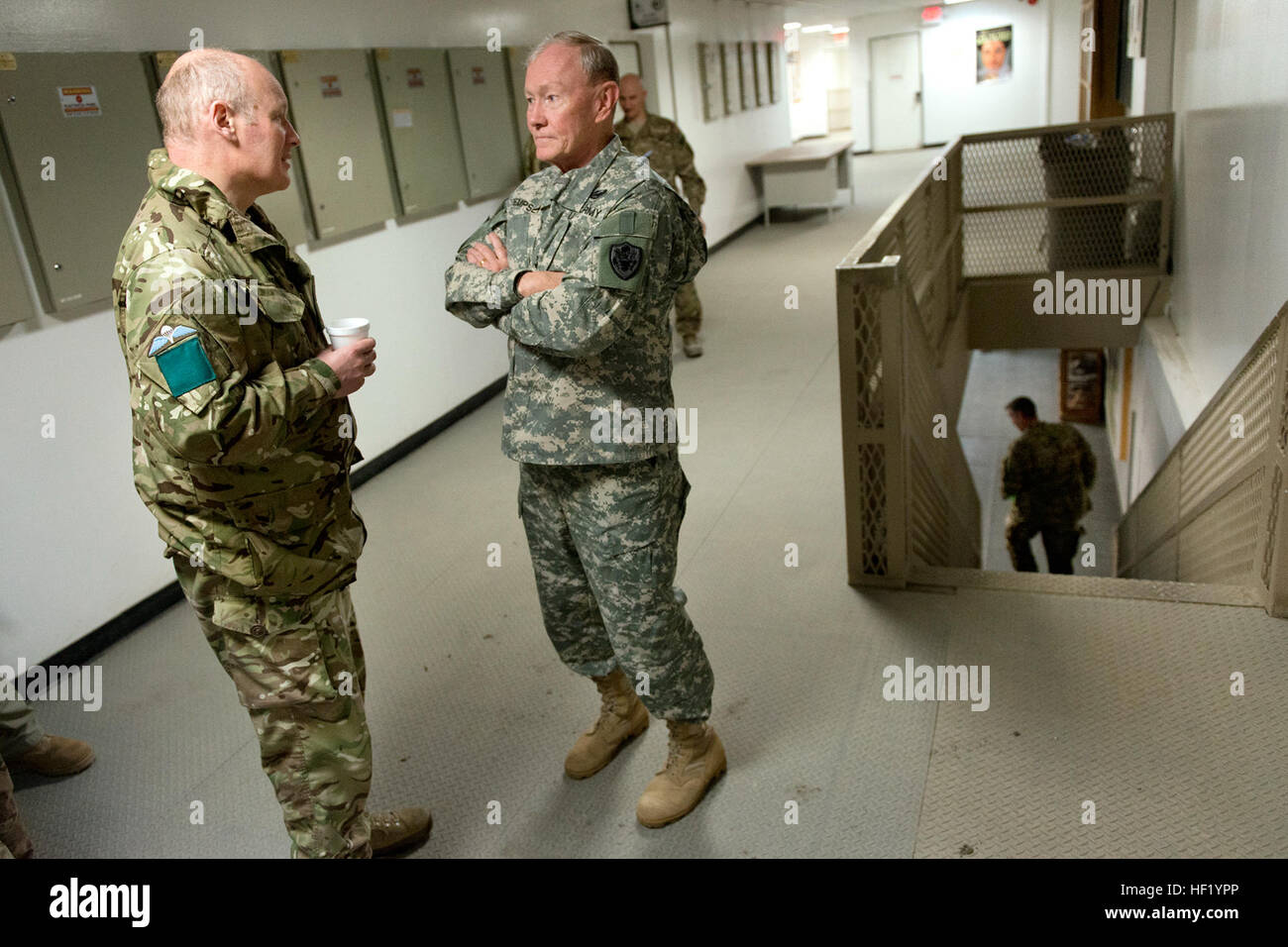 Britische Armee und US-Militärführer treffen sich im regionalen Hauptquartier der ISAF East auf der Bagram Air Base, Afghanistan, um den Status der Mission und die operative Aufsicht in der Region zu diskutieren. Der Besuch umfasst eine Bewertung der laufenden Operationen und die Koordinierung mit den eingesetzten Truppen. Stockfoto