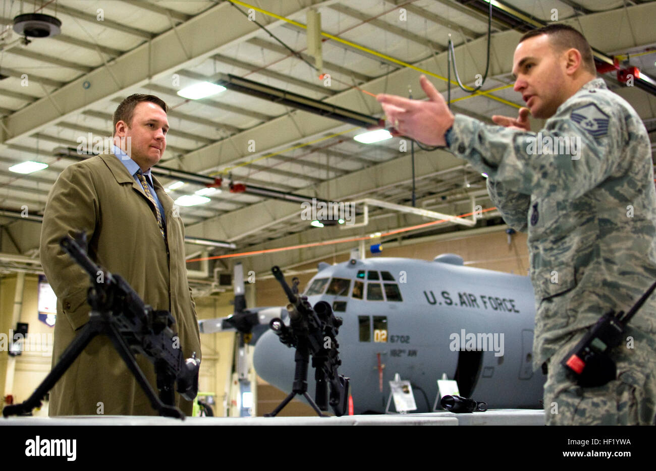 U.S. Air Force Master Sgt. Christopher E. Hurst, security forces specialist with the 182nd Security Forces Squadron, demonstrates to a participant with the Peoria Area Chamber of Commerce's Community Leadership School how to get achieve a sight picture with a firearm at the 182nd Airlift Wing in Peoria, Ill., Feb. 28, 2014. Ca. 42 CLS Teilnehmer besuchten die Illinois Air National Guard base Flügel Führung Führung beim Militär sprechen zu hören. Sie auch tourte den Basen c-130 Hercules Hangar und sahen Hands-on-Displays von Waffen, Flugpersonal Flug Ausrüstung und Ausrüstung von b Stockfoto