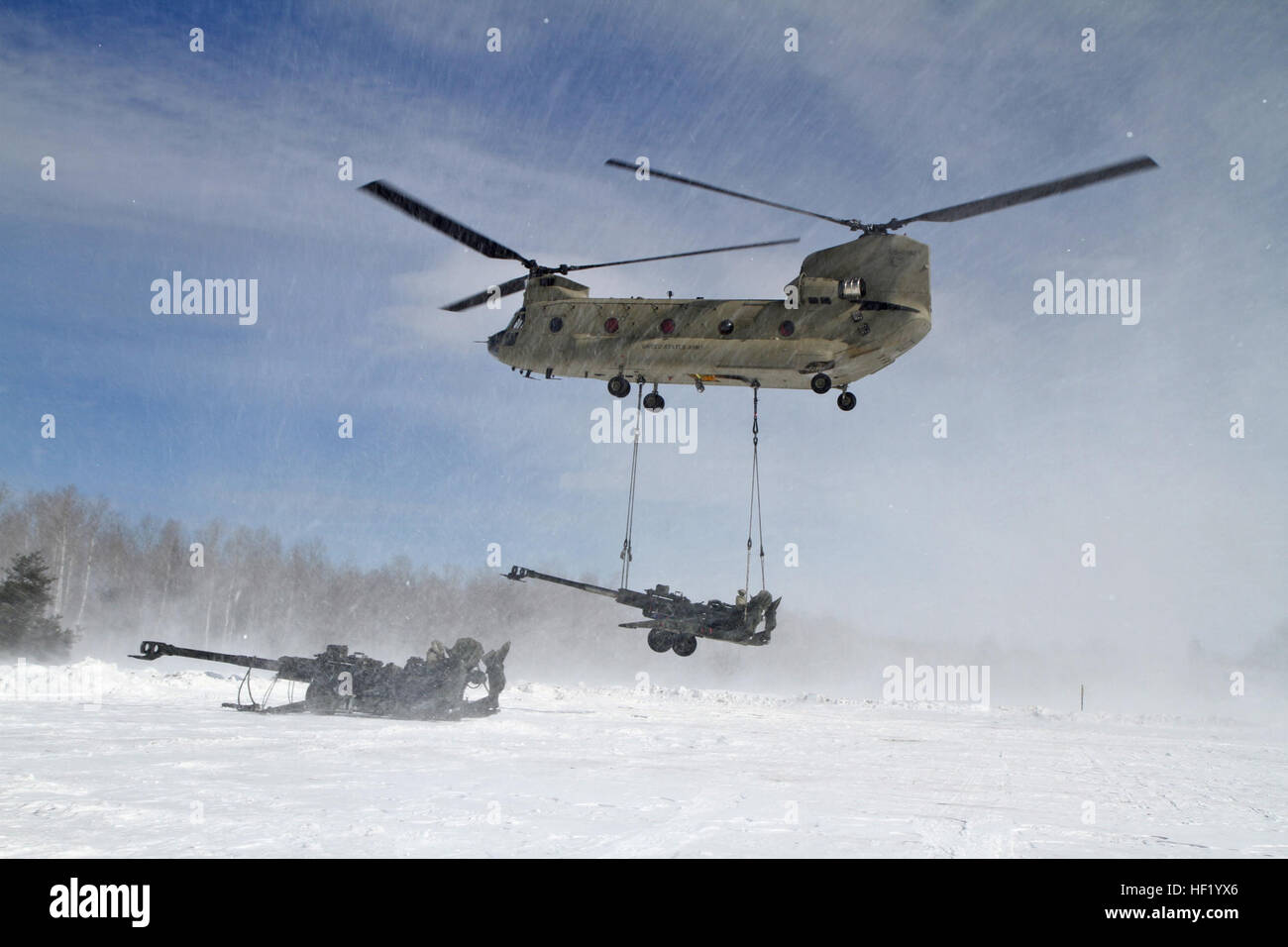 Ein M-177 155 mm Haubitze wird durch ein CH-47 Chinook während Kälte Schlinge Ladevorgänge im Camp Äsche gemeinsame Manöver Training Center, Michigan, 28. Februar 2014 transportiert. (Michigan National Guard Foto von Staff Sgt. Kimberly Bratic/freigegeben) Michigan National Guard leitet Kälte Schlinge Last- und Haubitze scharfer Munition Übung 140228-Z-LE308-004 Stockfoto