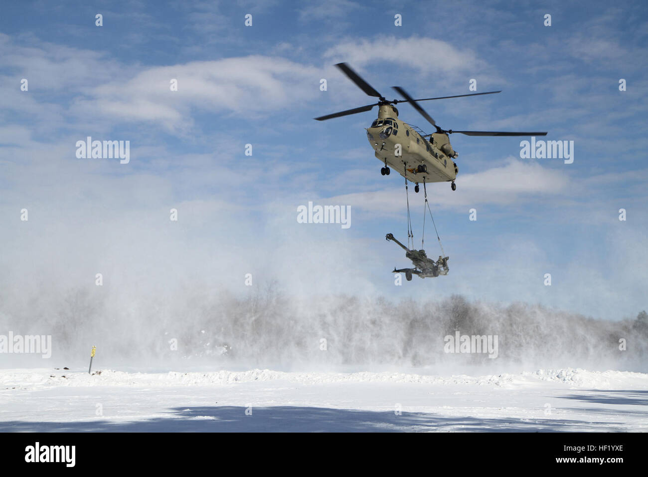 Ein M-177 155 mm Haubitze wird durch ein CH-47 Chinook während Kälte Schlinge Ladevorgänge im Camp Äsche gemeinsame Manöver Training Center, Michigan, 28. Februar 2014 transportiert. (Michigan National Guard Foto von Staff Sgt. Kimberly Bratic/freigegeben) Michigan National Guard leitet Kälte Schlinge Last- und Haubitze scharfer Munition Übung 140228-Z-LE308-009 Stockfoto