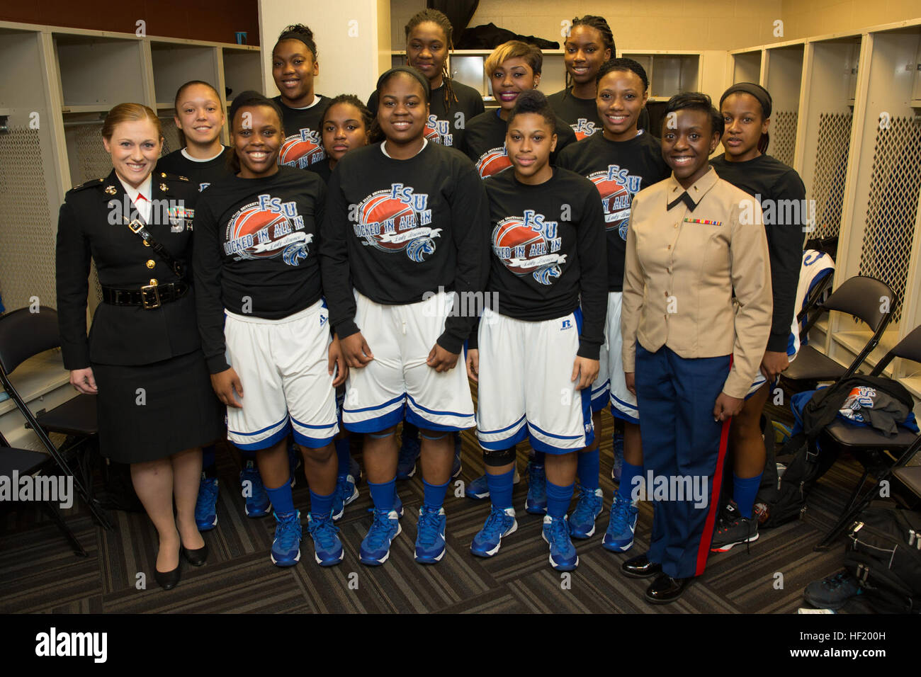 Capt Nicole Bastian links (), Offizier Offizier Auswahl Sitz in Tallahassee, Florida, und 2. Lt. Kia Logan, basierend auf der Marine Corps Air Station Cherry Point, North Carolina, Pose für ein Foto mit der Fayetteville State University Lady Broncos vor der zentralen Intercollegiate Athletic Association Frauen Basketball-Finale in der Time Warner Cable Arena in Charlotte, North Carolina Kommunikationsoffizier , am 1. März 2014. Das United States Marine Corps erkennt, dass die Rekrutierung von qualifizierten und erfahrenen Führungskräfte aus unterschiedlichen Hintergründen wichtig für die Zukunft ist und setzt sich auf die Fortsetzung der legac Stockfoto