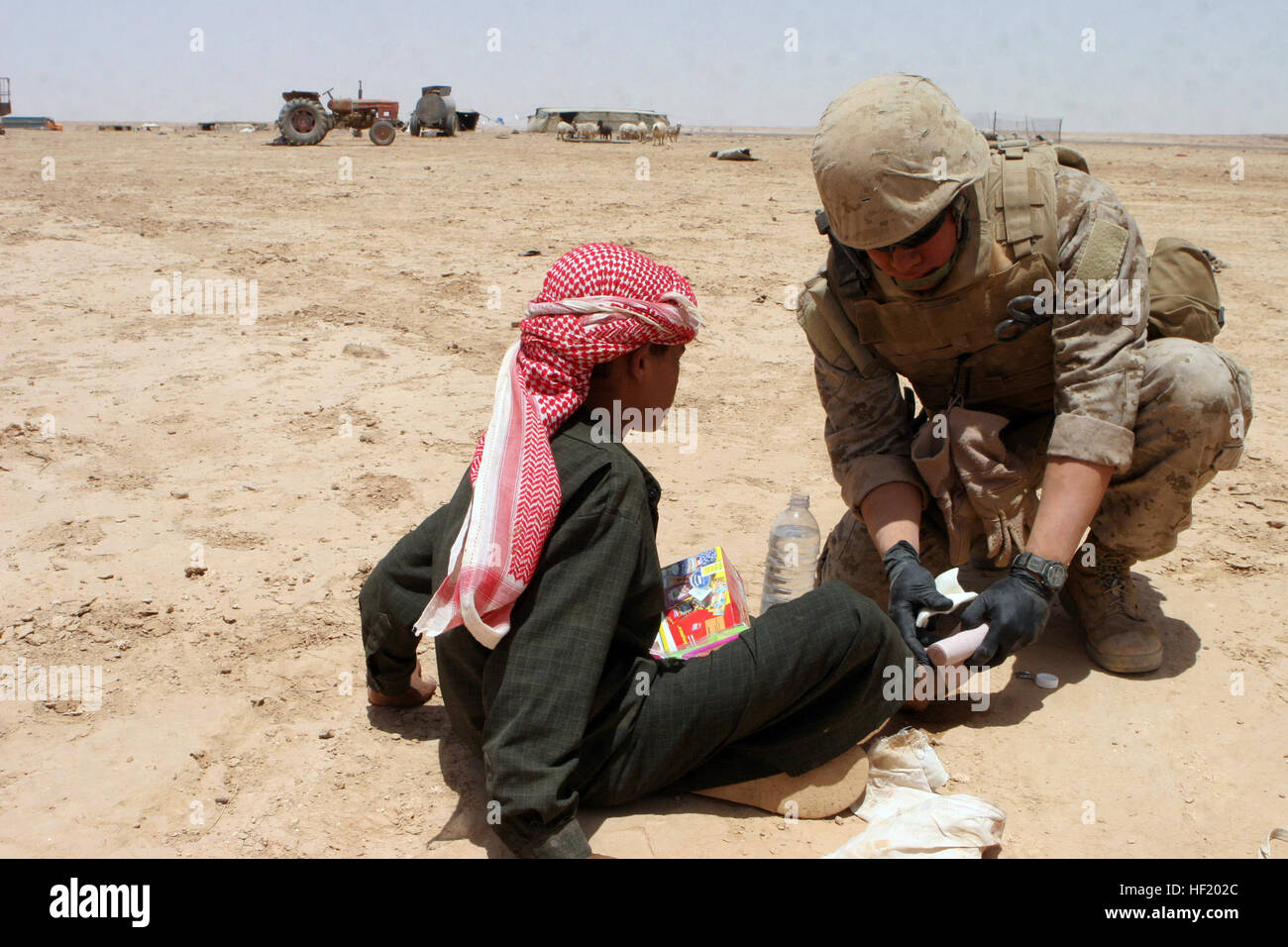 080606-M-3663L-119 AL ANBAR, Irak (6. Juni 2008) A US Navy Corpsman zugewiesen Charlie Co. Marine Wing Support Squadron 27, Marine Air Group 37, verleiht eine irakische Kinder in der Provinz Al-Anbar medizinischen Versorgung. Die Marines führen eine Patrouille Mission der Umgebung von Al Asad Air Base, Irak. US Marine Corps Foto von Sgt. Rom M. Lazarus (freigegeben) US Navy 080606-M-3663L-119 A US Navy Corpsman zugewiesen Charlie Co. Marine Wing Support Squadron 27, Marine Air Group 37, verleiht medizinischen Versorgung eine irakische Kinder in der Provinz Al-Anbar Stockfoto