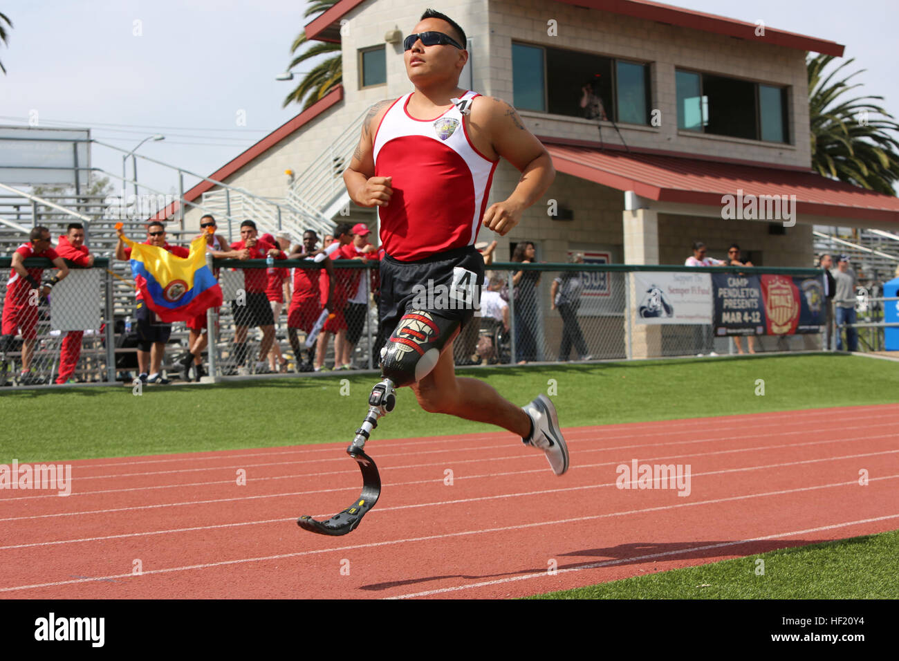 CPL. Marcus Chischilly, 26, der Verwundeten Krieger Bataillon westlich von Phoenix, konkurriert in der 1.500-Meter-Lauf während der 2014 Marinekorps Versuche an Bord Camp Pendleton, Kalifornien, März 11. Das Marine Corps-Studien ist eine 8-Sport Invitational mit vier Mannschaften, bestehend aus aktiven Dienst Marines, Veteranen und internationalen Service-Mitglieder. Der Wettbewerb bietet Chancen für die Verwundeten, Kranken und verletzten Soldat_innen zu trainieren, als Athleten, während ihre Stärke zu erhöhen, so können sie ihren Wehrdienst weiterhin oder gesunde Gewohnheiten für das Leben außerhalb des Dienstes zu entwickeln. 2014-Marine Cor Stockfoto