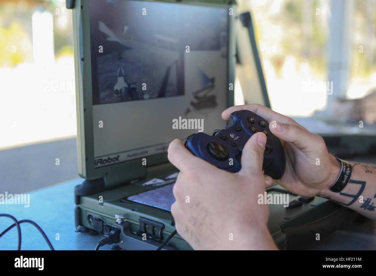 Eine Marine mit 2. Combat Engineer Battalion, 2. Marine-Division, betreibt ein R2C-Roboter mit einem handheld-Controller und einem Computer während einer Übung an Bord der Marine Corps Base Camp Lejeune, North Carolina, 11. März 2014. R2c Roboter kann scout für Bomben am Straßenrand und Suche Gebäude und Fahrzeuge. Der Roboter verfügt über insgesamt vier Kameras, von die jede verwendet und von der Marine durch den Computer betrachtet werden kann. Batterien nicht im Lieferumfang enthalten; CEB lernt neue Roboter 140311-M-BW898-169 Stockfoto