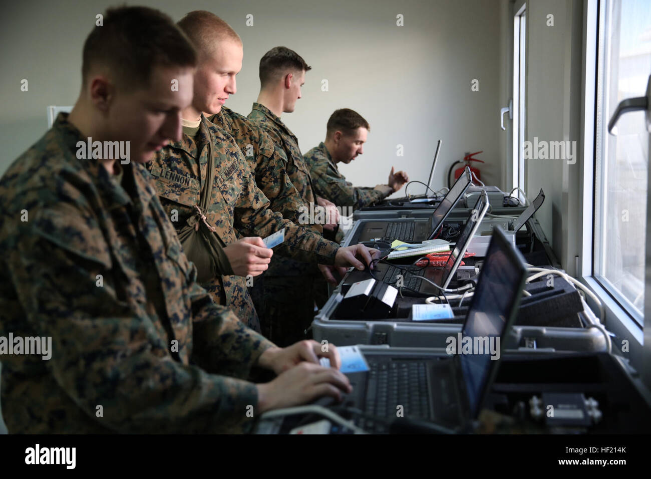 Marines mit Schwarzmeer Rotations Kraft 14, 3. Bataillon, 8. Marine Regiment, 2. Marine-Division, Praxis, die Registrierung von Personen zu einem simulierten Non-Combatant Evakuierung Betrieb Tracking-System an Bord Mihail Kogalniceanu Air Base, Rumänien, vor kurzem. Marines durchgeführt Sustainment Schulungen zur Nutzung der EDV-Systeme als Teil ihrer Ausbildung während BSRF-14. Schwarzmeer-Drehkraft ist eine Kontingent von Marines und Segler mit dem Ziel, positive Beziehungen mit Partnerstaaten, erhalten regionalen Stabilität zu wahren und militärische Einsatzfähigkeit und gleichzeitig zu erhöhen Stockfoto