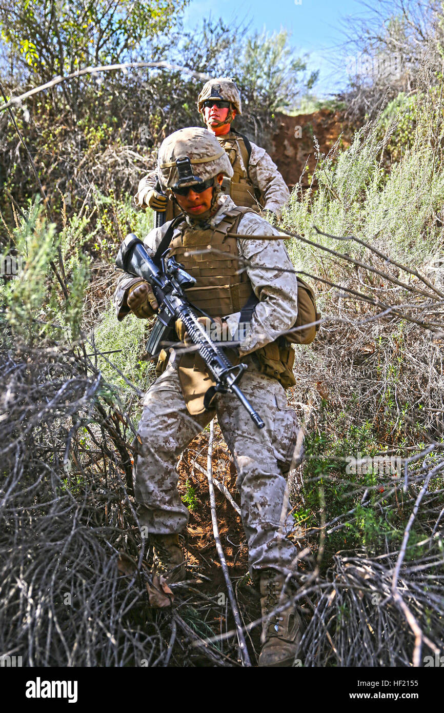 Corporal Frederick E. Machado (vorne), Ingenieur, Alpha Company, 7. Engineer Support Battalion, 1st Marine Logistics Group und Sgt. Aaron L. Dietrich, Qualitätskontrolle Unteroffizier, Alpha Company, Verhalten Gebiet und Strecke Aufklärung zu bekämpfen während des Unternehmens super Kader Wettbewerb an Bord Camp Pendleton, Kalifornien, 12. März 2014. Acht Mannschaften, der etwa 80 Marines und Segler aus Alpha Company nahmen an dem einwöchigen Wettbewerb, die auf Infanterie Gewehr Kader Fähigkeiten konzentriert, klein-Einheit Führung und ihre Bekämpfung-Bereitschaft getestet. Machado, 22, ist von San Diego. (US Stockfoto