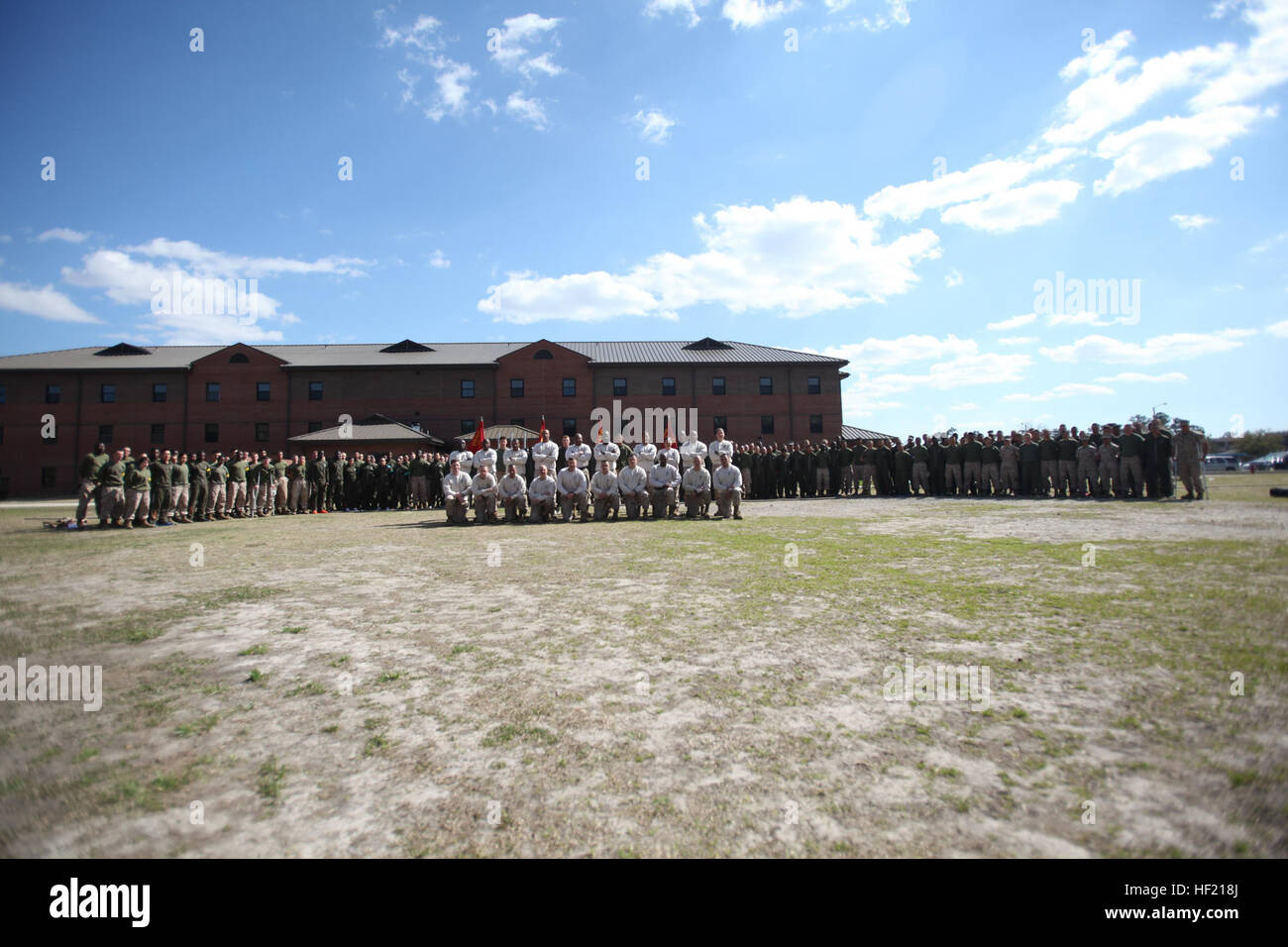 Boden-Versorgung-Schule (GSS), Marine Corps Combat Service Support für Schulen (MCCSSS), Mitarbeiter und Studenten sammeln für ein Gruppenfoto während der GSS Feld treffen an Bord Camp Johnson am 13. März 2014 statt. Der Wettbewerb Kameradschaft ermutigt und motiviert die Marines innerhalb der Schule und Befehl. (Bekämpfung der Kamera Foto von Lance Corporal Laura Mercado / veröffentlicht). Theorieunterricht Versorgung Feld treffen 140313-M-GE142-009 Stockfoto