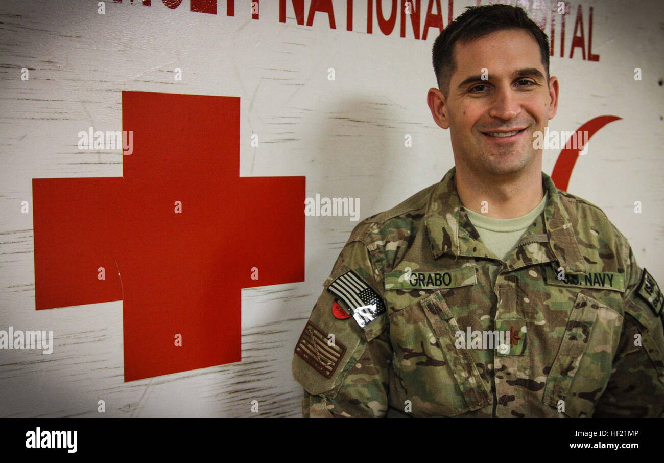 US Navy Lt. CMdR Daniel Grabo Lächeln für die Kamera an die NATO Rolle 3 Multi-National Medical Unit Krankenhaus, Kandahar Airfield, Afghanistan, 21. März 2014. Grabo ist der Chef des Traumas im Krankenhaus. (Foto: U.S. Army CPL. Clay Beyersdorfer) Einsatz in Afghanistan verwandelt Navy Kursleiter Student 140321-Z-HP669-002 Stockfoto