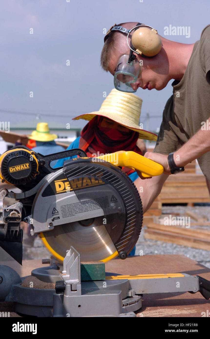 050111-M-3295H-008 Utaphao, Thailand (11. Januar 2005) Ð Lance Cpl. Kevin Shepard, zugeordnet zu den 3rd Marine Expeditionary Force (MEF) hilft ein Thai Frauen schneiden Sperrholz für den Bau eines Gehwegs kombiniert Unterstützung Kraft fünf drei Six (CSF-536) in Utaphao, Thailand. Mehr als 13.000 Marines, Matrosen, Flieger, Soldaten und Küste Gardisten mit kombiniert Unterstützung Kraft fünf drei sechs (CSF-536) arbeiten mit internationalen Streitkräfte und nicht-Regierungs-Organisationen zugunsten der betroffenen Bevölkerung von Thailand, Sri Lanka und Indonesien nach einem Erdbeben der Stärke 9,0 26. Dezember 2004, löste eine d Stockfoto