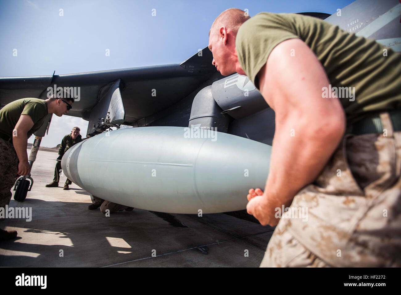 US-Marines mit Marine Medium Tiltrotor Squadron (VMM) 263 (Stahlbeton), 22. Marine Expeditionary Unit (MEU), befestigen Sie einen Tank, ein AV-8 b Harrier-Jet auf Französisch Airbase 188 bei Luft/Luft- und Luft-Boden-Kampftraining mit französische Mirage 2000 Kampfjets. Die 22. MEU wird mit der Bataan amphibische bereit Gruppe als ein Theater-Reserve und Krise-Reaktionskräfte US Central Command und den USA bereitgestellt 5. Flotte Aufgabengebiet. (U.S. Marine Corps Foto von Sgt. Austin Gefahr/freigegeben) 22. MEU Betreuer befestigen Harrier Kraftstofftanks in Dschibuti 140331-M-HZ646-075 Stockfoto