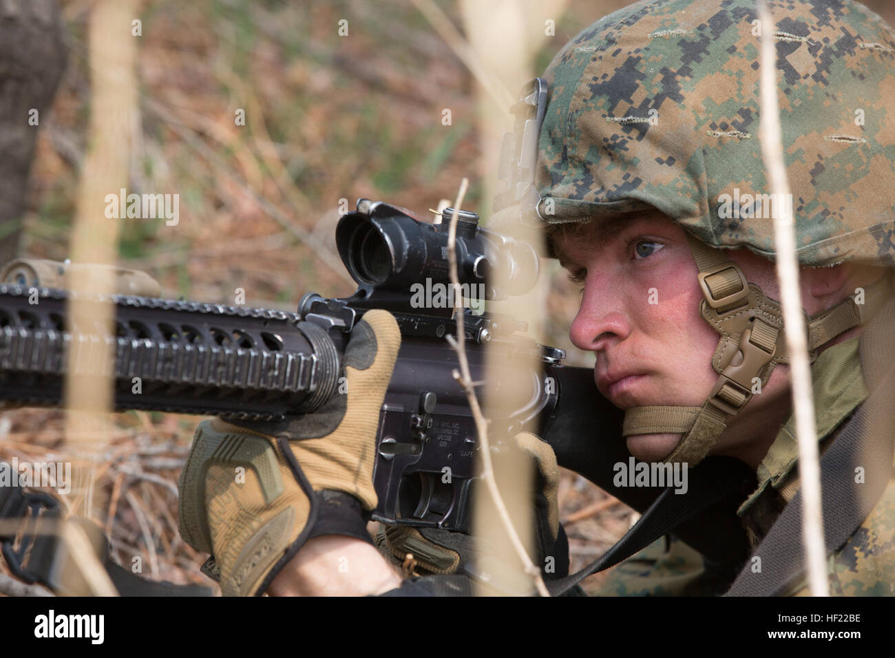 US-Marine mit Battalion Landing Team, 2. Marines, 3. Bataillon, sieht Gegenkraft Sicherheit während des simulierten vertikalen Angriff Trainings für Ssang Yong 14, am alten Armee Tank Battalion, Pohang, Südkorea, 2. April 2014. Übung Ssang Yong wird jährlich in die Republik Korea, Interoperabilität zwischen USA und ROK Kräfte durch ein breites Spektrum an amphibische Operationen ausführen, während präsentiert seegestützte Machtprojektion im Pazifik durchgeführt. (US Marine Corps Foto von CPL. Sara A. Medina, III MEF Kampf-Kamera/veröffentlicht) UNS, Republik Korea vertikalen Angriff Übung während der Ssang Stockfoto