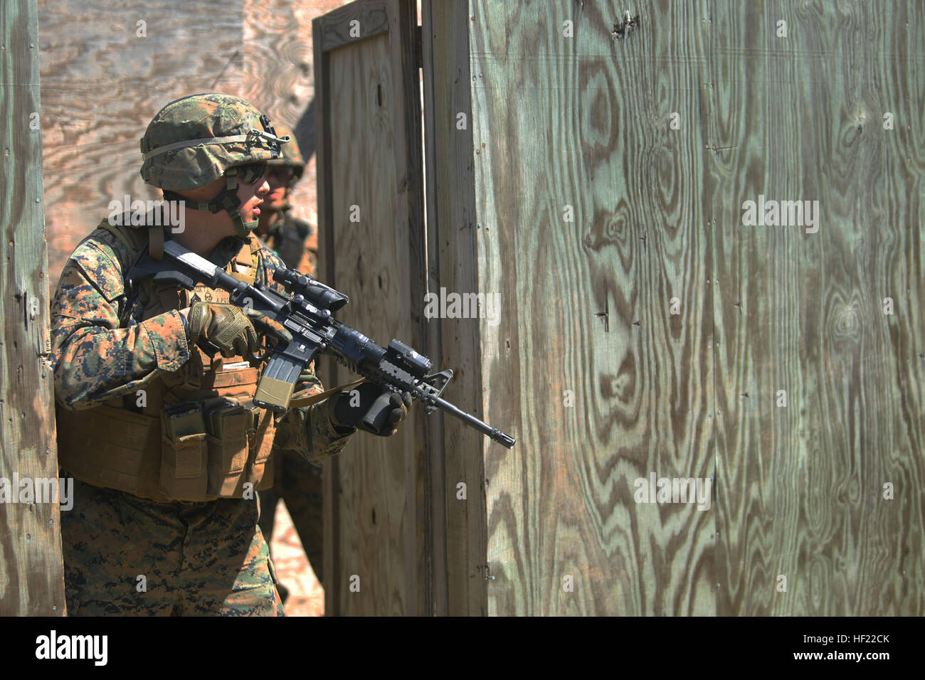 Corporal Thomas J. Johnson, ein Kommandant mit Anti-Tank Platoon, 2. Tank Battalion, 2. Marine-Division, von Roanoke, VA., bereitet sich auf sein nächste Ziel während einer Urban Assault Course am Fort Pickett, VA., 2. April 2014 anzugreifen. "Es ist gut zu wissen, das Ziel zu treffen und wenn es einen Feind, der versucht, Sie oder Ihre Brüder, mit denen Sie ihn zuerst zu töten", sagte CPL. Patrick W. Westcott, einem Tiverton, RI, native und Teamleiter mit Scout Platoon. Anti-Tank Zug Scout Züge zur Unterstützung der 2. Tank BN 140402-M-BW898-001 Stockfoto