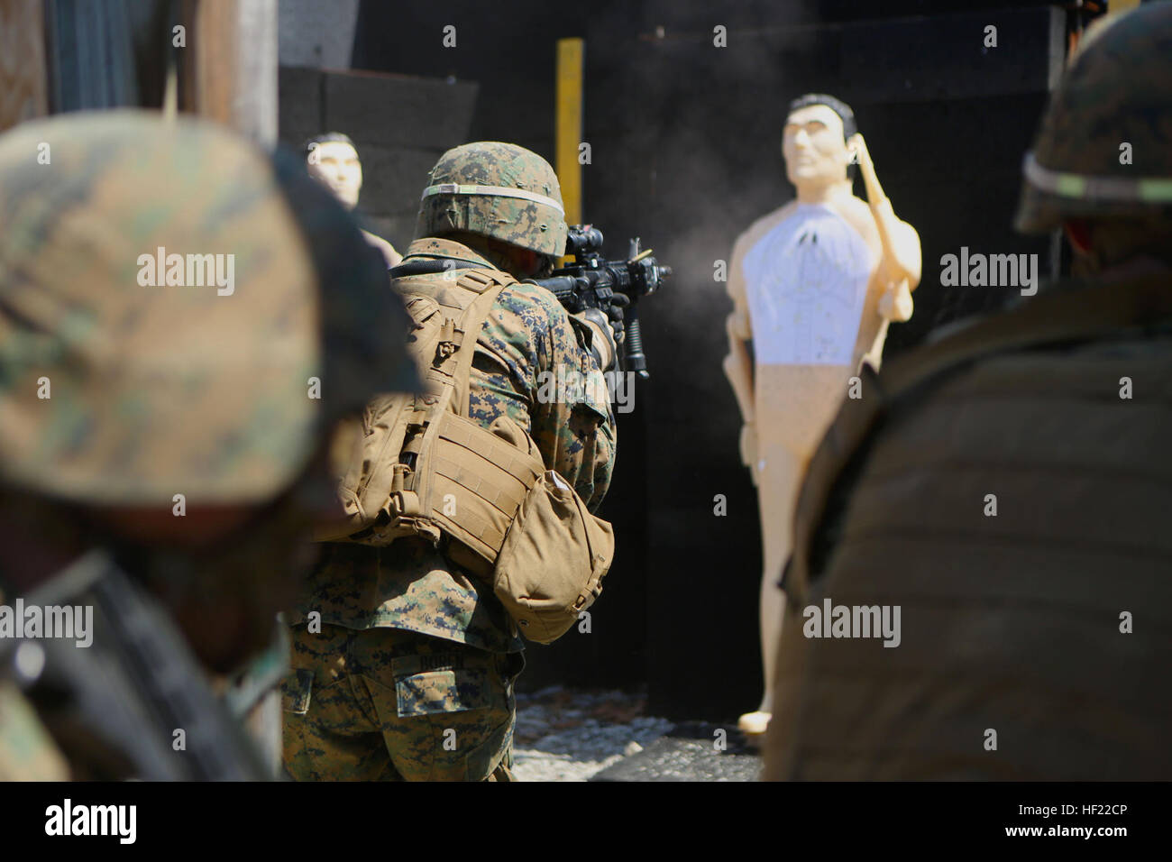 Lance Cpl. David Boren, eine Anti-Panzer-Missileman mit Anti-Tank Platoon, 2. Tank Battalion, 2. Marine-Division, von Franklin Lakes, NJ, feuert seine M4 Carbine in ein Dummy-Ziel während einer Urban Assault Course in ft. Pickett, VA., 2. April 2014. "Es ist gut zu wissen, das Ziel zu treffen und wenn es einen Feind, der versucht, Sie oder Ihre Brüder, mit denen Sie ihn zuerst zu töten", sagte CPL. Patrick W. Westcott, einem Tiverton, R.I native und Teamleiter mit Scout Platoon. Anti-Tank Zug Scout Züge zur Unterstützung der 2. Tank BN 140402-M-BW898-005 Stockfoto