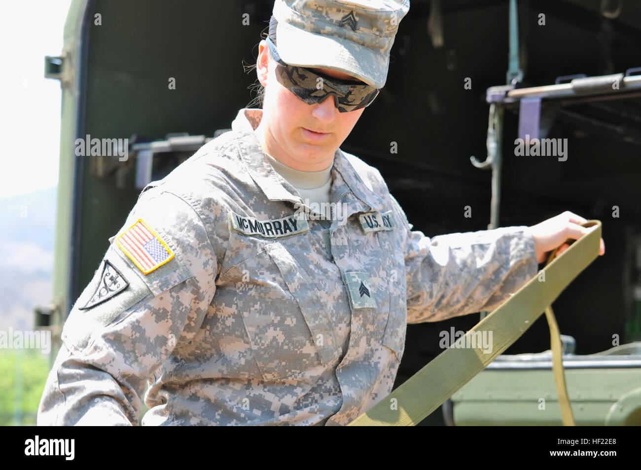 Sgt. Terri McMurray, 469th Boden Ambulance Unternehmen, veranschaulicht die Verwendung von einem Wurf Gurt beim geben Hinweise auf richtigen Techniken für das Laden von Patienten in einen Krankenwagen Donnerstag, 3 April, in Vorbereitung für den Start von Beyond the Horizon 2014. Hinter dem Horizont ist Teil des US Southern Command humanitäre und politische Assistance Program. US Army National Guard Foto von 1st Sgt. David A. Smith U.S. führt Krankenwagen Ausbildung neben guatemaltekischen Soldaten 140403-Z-RV554-003 Stockfoto