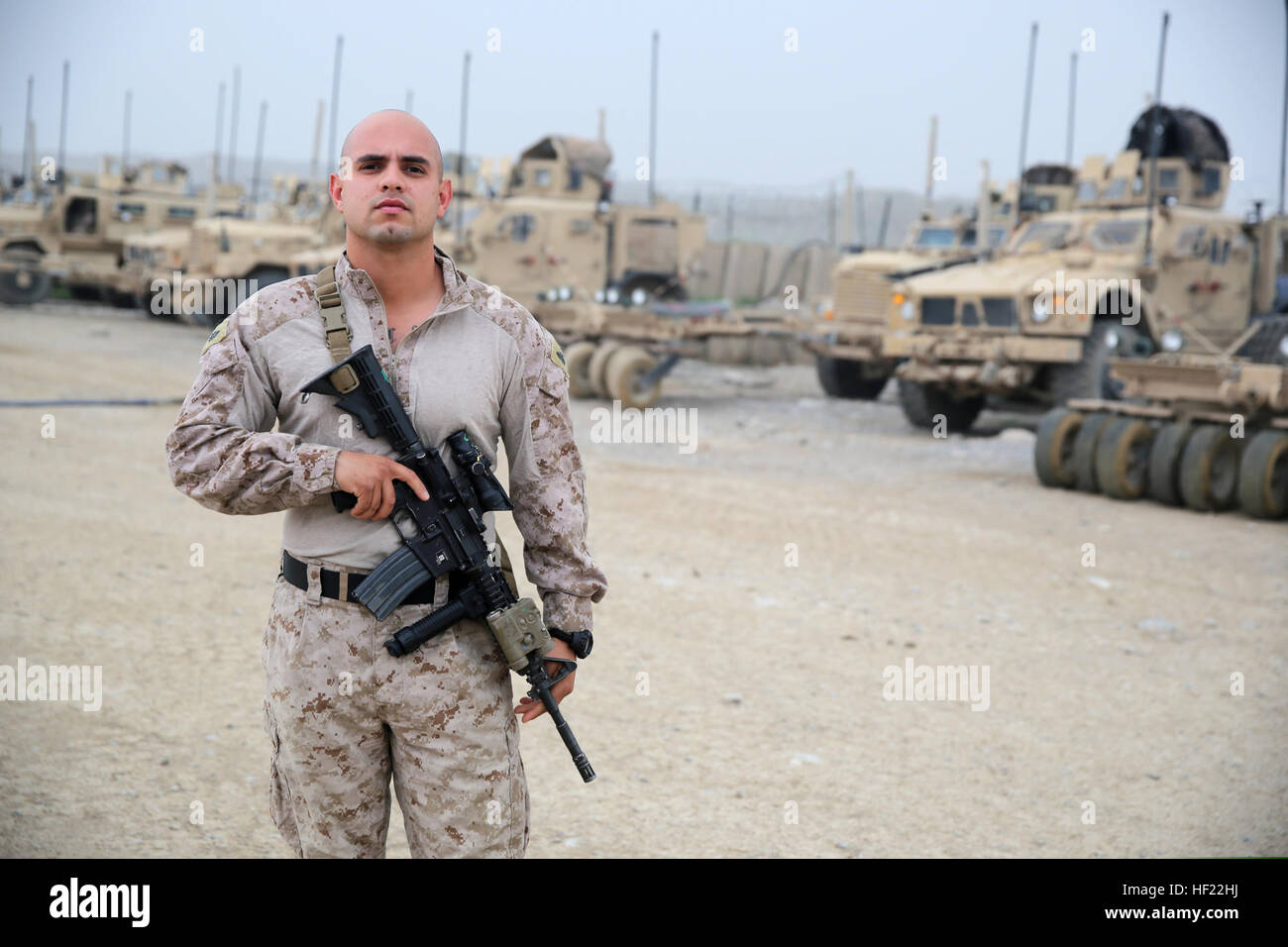 Sergeant Troy Garza, Gruppenführer, Charley Unternehmen, 1. Bataillon, 7. Marineregiment, derzeit auf Sangin, Afghanistan, seinen zweiten Mal bereitgestellt wird. Garza, gebürtig aus Harlingen, Texas, zuerst in Sangin mit 3. Bataillon, 5. Marineregiment, während 2010 bereitgestellt. Das Bataillon erlitt mehr als 200 Marines verwundet und 28 Marines getötet in Aktion, die sie fast bekämpfen gerendert unwirksam. Garza Mission ist diesmal ganz anders, weil die Afghanen jetzt die Lead-Element sind, und Charley Co. bereitet sich auf volle Sicherheitsaufgaben an sie übertragen... (US-Mar Stockfoto