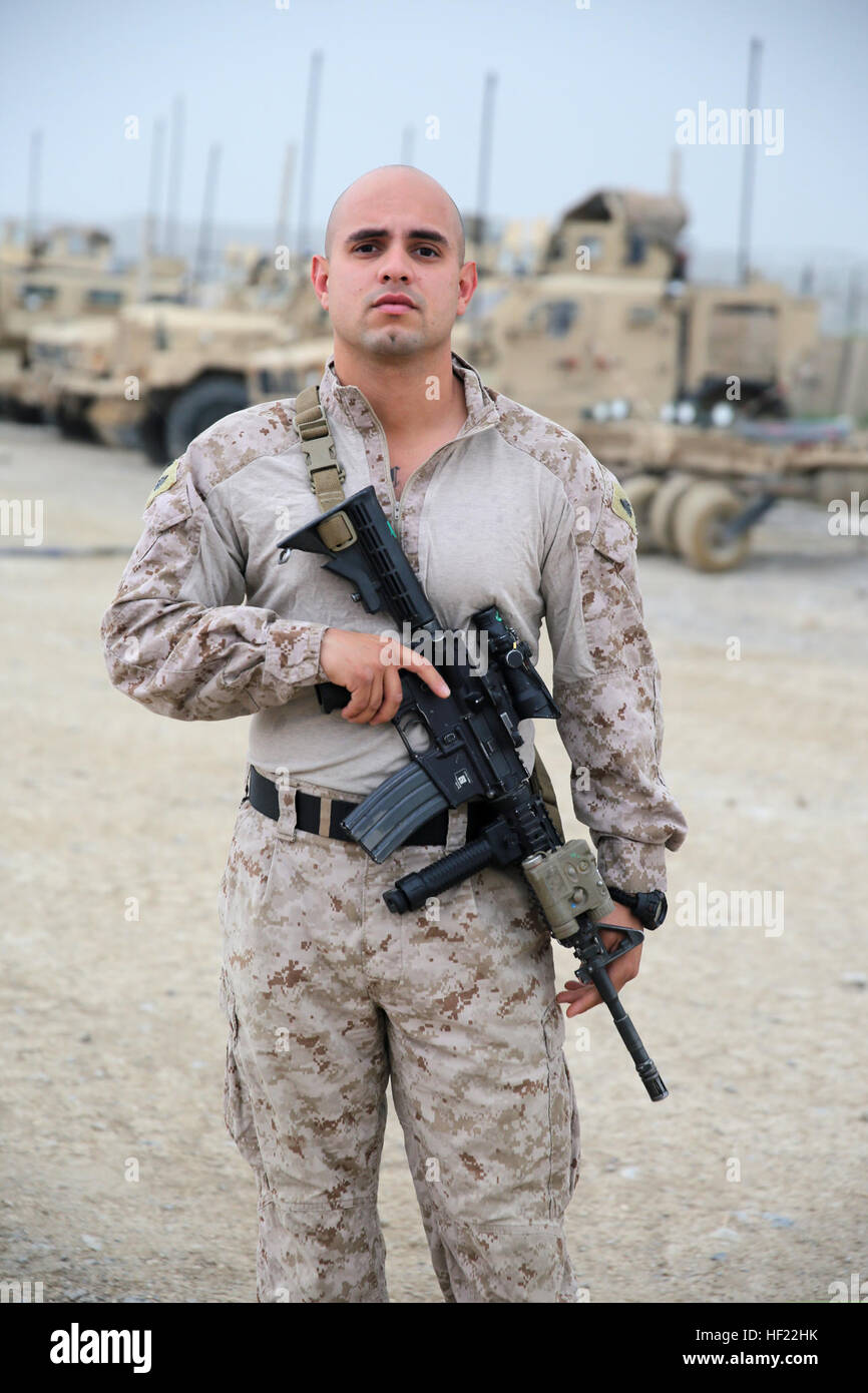 Sergeant Troy Garza, Gruppenführer, Charley Unternehmen, 1. Bataillon, 7. Marineregiment, derzeit auf Sangin, Afghanistan, seinen zweiten Mal bereitgestellt wird. Garza, gebürtig aus Harlingen, Texas, zuerst in Sangin mit 3. Bataillon, 5. Marineregiment, während 2010 bereitgestellt. Das Bataillon erlitt mehr als 200 Marines verwundet und 28 Marines getötet in Aktion, die sie fast bekämpfen gerendert unwirksam. Garza Mission ist diesmal ganz anders, weil die Afghanen jetzt die Lead-Element sind, und Charley Co. bereitet sich auf volle Sicherheitsaufgaben an sie übertragen... (US-Mar Stockfoto