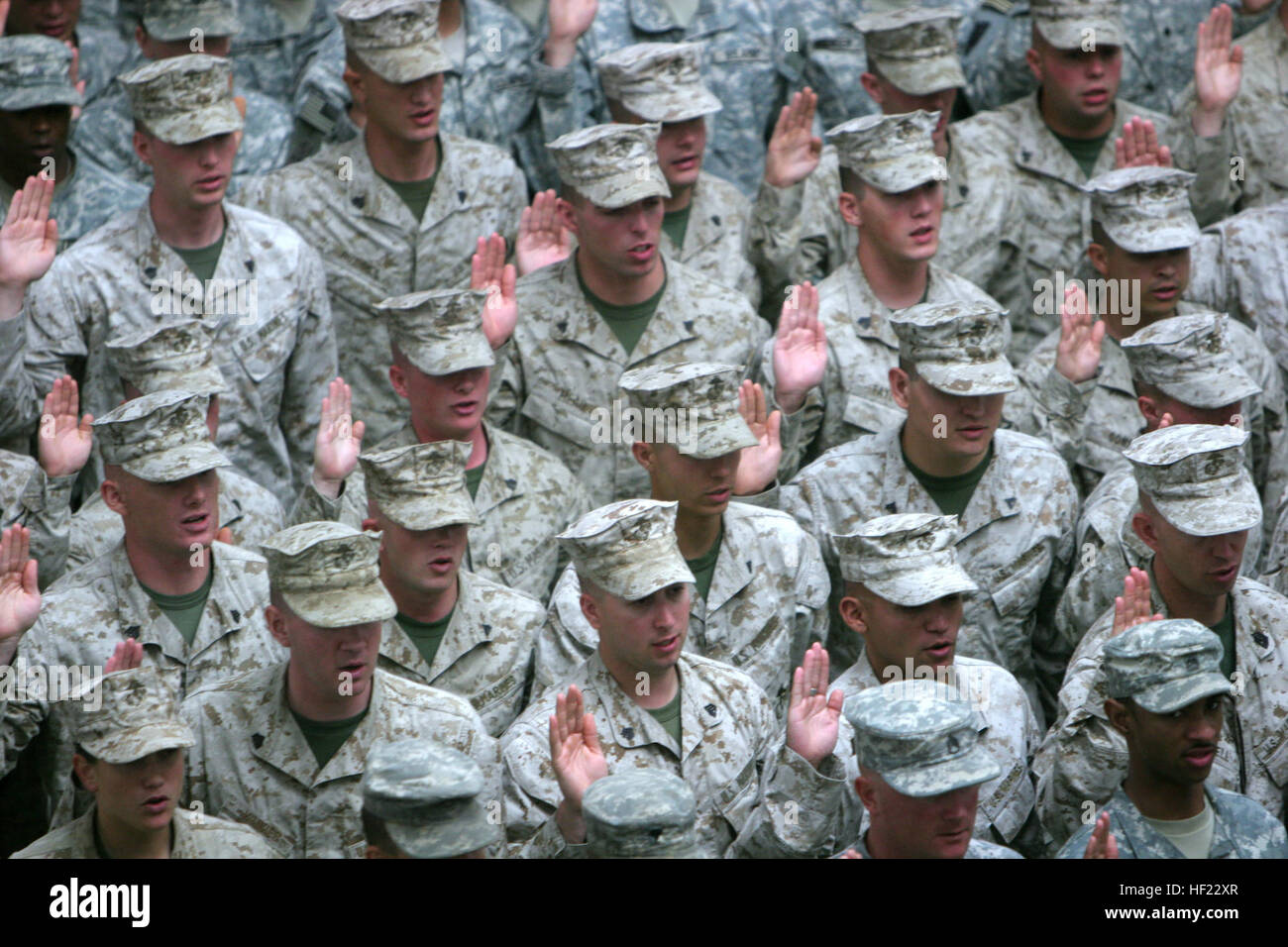 Mehr als 40 Marines und Segler aus verschiedenen Einheiten zugewiesen, 3rd Marine Aircraft Wing, hob ihre Hand gelegen die Eid Eintragung während einer Masse Zeitsoldat Zeremonie im Al-Faw Palace in Bagdad, Juli 4. Die Zeremonie wurde von Armee-General David Petraeus, Kommandeur der Multi-National Force - Irak, die mehr als 1.200 total Soldat innen reitet, die an der Zeremonie teil. Kommandeur der Truppen im Irak Reenlists 3. MAW Marines und Segler DVIDS103124 Stockfoto