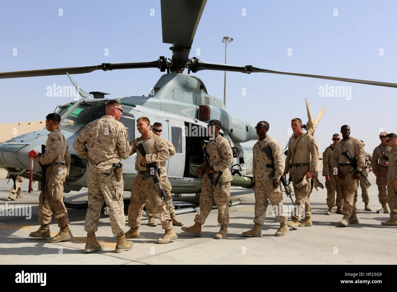 US-Marines mit Motor Transport Zug, 1. Bataillon, 9. Marine Regiment (1/9), anzeigen ein Hubschraubers vor kurzem einen gefallenen Marine an Bord Camp Leatherneck, gewidmet der Provinz Helmand, Afghanistan, 21. April 2014. Der Hubschrauber war Lance Cpl. Caleb Erickson, ein 1/9 motor Transport Marine, gewidmet, die in Aktion 28. Februar 2014 getötet wurde. (US Marine Corps Foto von Lance CPL Zachery B. Martin/freigegeben) 1-9 Lance CPL Caleb Erickson Hingabe 140421-M-WA264-014 Stockfoto