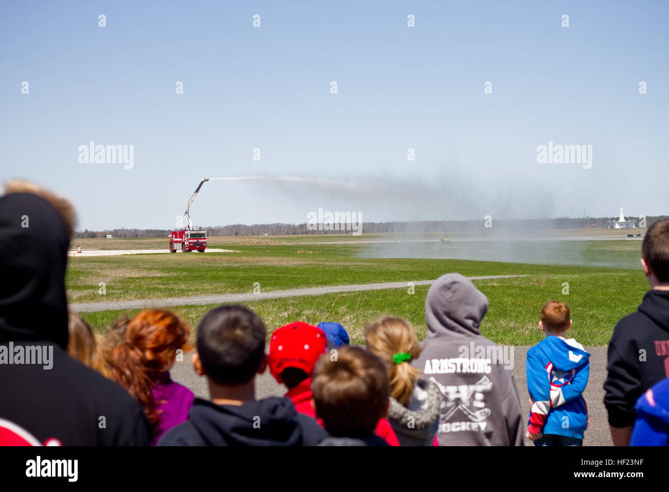 Flieger des 177. Jagdflügels demonstrieren ein Feuerwehrfahrzeug-Wasserunterdrückungssystem auf der Atlantic City Air National Guard Base während des Bring Your Son and Daughter to Work Day, um die Aufklärung und das Bewusstsein für militärische Operationen zu fördern. Stockfoto