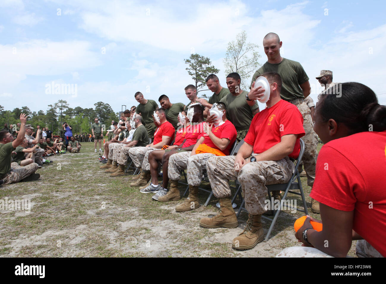 Ausbilder von Marine Corps Combat Service Support für Schulen (MCCSSS) beteiligen "Pie in das Gesicht" Ereignis während der MCCSSS Feld treffen an Bord Camp Johnson, N.C., am 25. April 2014 statt. Marine Studenten und Mitarbeiter der MCCSSS konkurrieren in der Feld-treffen, Kameradschaft und Motivation unter den Schulen zu fördern. Das Feld Treffen findet halbjährlich statt und besteht aus 8 Veranstaltungen, darunter: 7 Tonnen-Zug, Durchlauf der Reihen, Tauziehen, Bahre tragen, Bekämpfung der Konditionierung, Fußball, Volleyball und Basketball. Nach Abschluss des Wettbewerbs war der Erstplatzierte der MCCSSS Kommandant Cup t Stockfoto