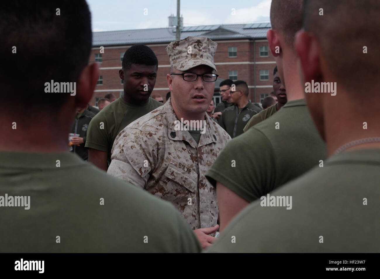 Staff Sergeant Robert Bolar, Marine Corps Combat Service Support Schools(MCCSSS), Lehrer, Advanced Ground Operations Transportabteilung, Logistik Operations School beauftragt Marine, dass Studenten auf den Kampf Klimaanlage Relais im MCCSSS Bereich an Bord Camp Johnson, N.C., 25. April 2014 erfüllen. Marine Studenten und Mitarbeiter der MCCSSS an das Feld treffen Kameradschaft zu fördern und Motivation unter allen Schulen, die das Feld Treffen findet halbjährlich statt und besteht aus 8 Veranstaltungen, die unter anderem Schlepper des Krieges, Bahre tragen, Kampf, Konditionierung, Fußball, Volleyball, etc.. Nach der Wettbewer Stockfoto