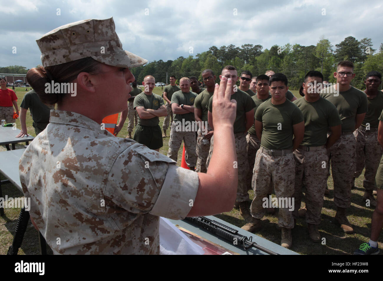 Sergeant Jennifer Lewis, Gefahrgut und Sicherheit, s-4, Sitz und Dienstleistungsunternehmen, Marine Corps Combat Service Support für Schulen (MCCSSS), weist Marine Studenten auf dem m-16 A4-Relais im MCCSSS Feld treffen an Bord Camp Johnson, N.C., 25. April 2014. Marine Studenten und Mitarbeiter der MCCSSS an das Feld treffen Kameradschaft zu fördern und Motivation unter allen Schulen, die das Feld Treffen findet halbjährlich statt und besteht aus 8 Veranstaltungen, die unter anderem Schlepper des Krieges, Bahre tragen, Kampf, Konditionierung, Fußball, Volleyball, etc.. Nach Abschluss des Wettbewerbs war die MCCSSS Kommandanten Cup war aw Stockfoto