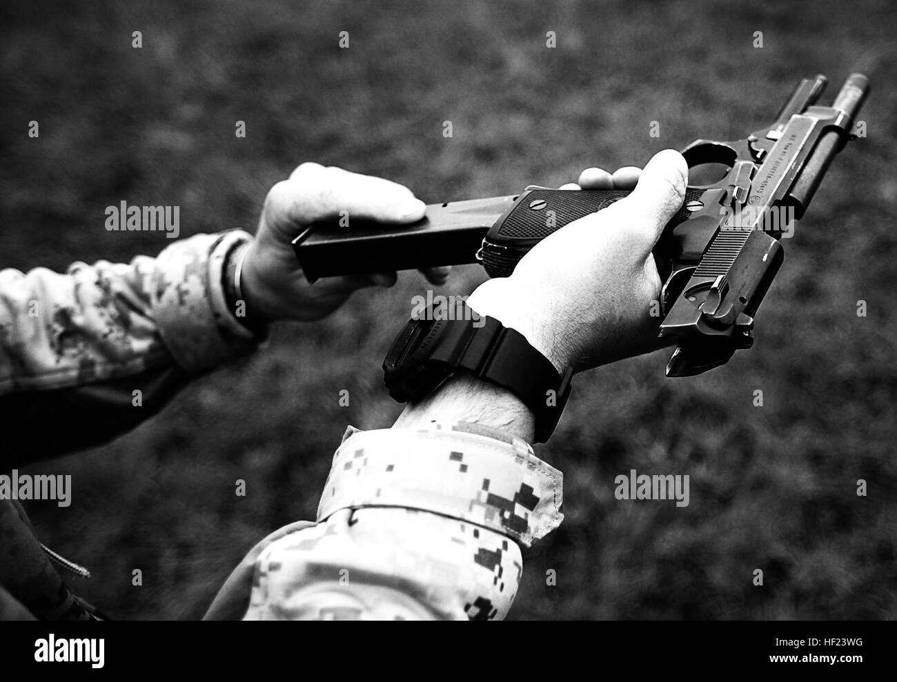 Marines mit 2. Law Enforcement Bataillon Feuer die Beretta M9 während einer live-Feuer an Bord Fort Pickett, VA., April 29. Die Marines führte eine zweiwöchige Übung am Fort Pickett Praxis Polizeiarbeit Operationen. (Foto von Sgt. Bobby J. Yarbrough) Laden Sie 140429-M-DE426-004 Stockfoto