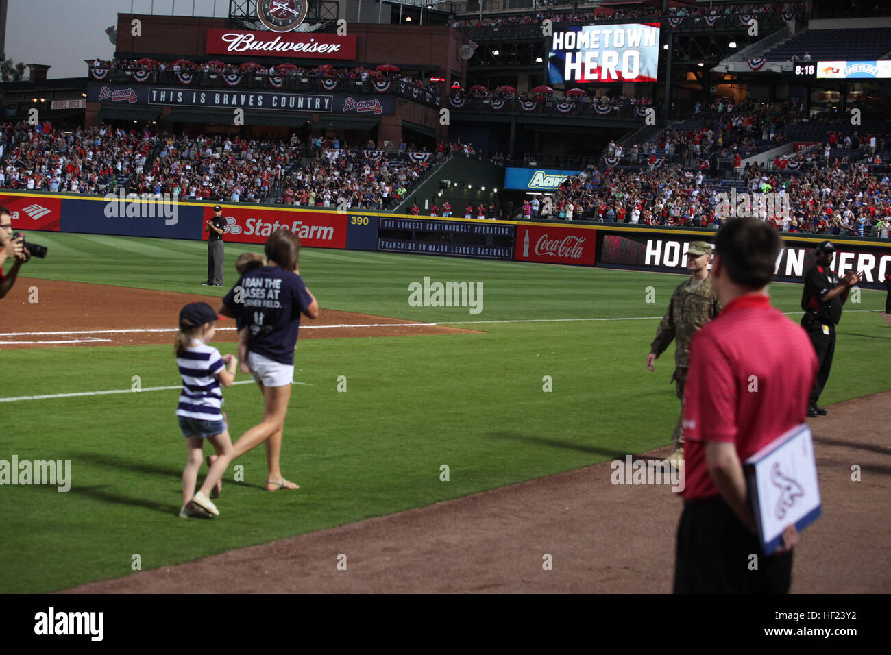 Staff Sgt Mark Wilkes von Kairo, Georgia, ist mit seiner Frau Mandy zusammen mit seinen Kindern bei den Atlanta Braves Spiel 26 April vereint. Wilkes kehrten früh aus Afghanistan, seine Familie bei den Atlanta Braves Military Appreciation Spiel zu überraschen. Er wurde als der Atlanta Braves Hometown Hero des Spiels erkannt. Wilkes, wer Mitglied der Georgia National Guard 116. CE Squadron ist, wurde von Warner Robins Air Force Base stationiert. (Foto mit freundlicher Genehmigung Desiree Bamba, Georgia National Guard) Flieger-Überraschungen-Familie in Atlanta Braves Military Appreciation Spiel 140426-Z-ZZ999-002 Stockfoto