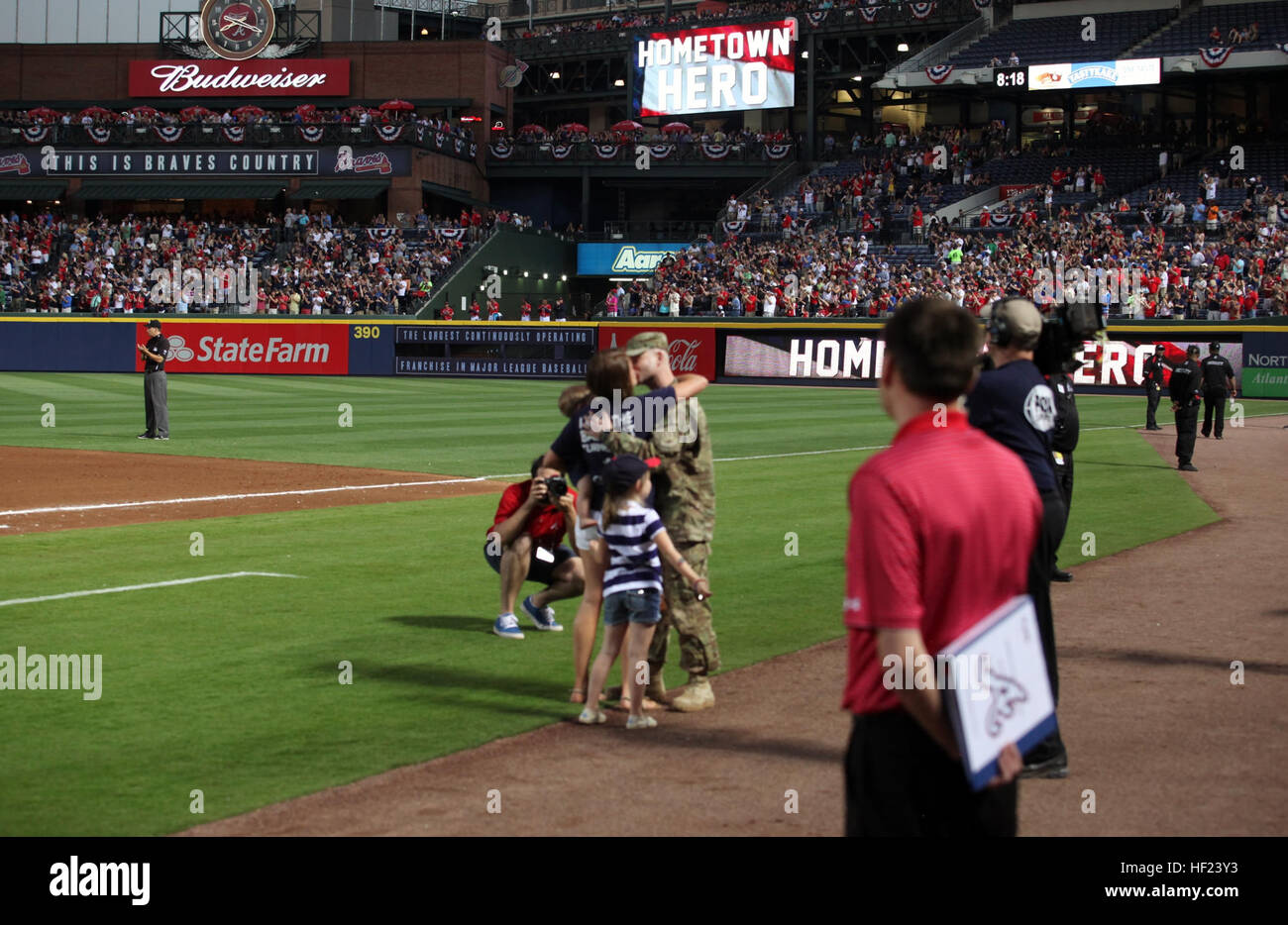 Staff Sgt Mark Wilkes von Kairo, Georgia, ist mit seiner Frau Mandy zusammen mit seinen Kindern bei den Atlanta Braves Spiel 26 April vereint. Wilkes kehrten früh aus Afghanistan, seine Familie bei den Atlanta Braves Military Appreciation Spiel zu überraschen. Er wurde als der Atlanta Braves Hometown Hero des Spiels erkannt. Wilkes, wer Mitglied der Georgia National Guard 116. CE Squadron ist, wurde von Warner Robins Air Force Base stationiert. (Foto mit freundlicher Genehmigung Desiree Bamba, Georgia National Guard) Flieger-Überraschungen-Familie in Atlanta Braves Military Appreciation Spiel 140426-Z-ZZ999-001 Stockfoto