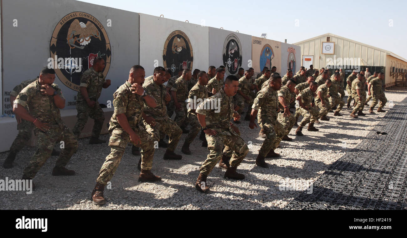 Royal Tongan Marines aus dem Königreich Tonga führen Sipi Tau, einem traditionellen Kriegstanz, während einer Zeremonie anlässlich der Ende ihrer Mission an Bord Camp Leatherneck, Afghanistan, 28. April 2014. Seit Beginn ihres Engagements im Jahr 2010 wurde das Königreich Tonga fast drei Viertel seiner gesamten Streitmacht in der Provinz Helmand gesendet. (Foto: U.S. Marine Corps CPL. Cody Haas / veröffentlicht) Royal Tongan Marines verabschieden, untere Flagge in Afghanistan 140501-M-YZ032-815 Stockfoto